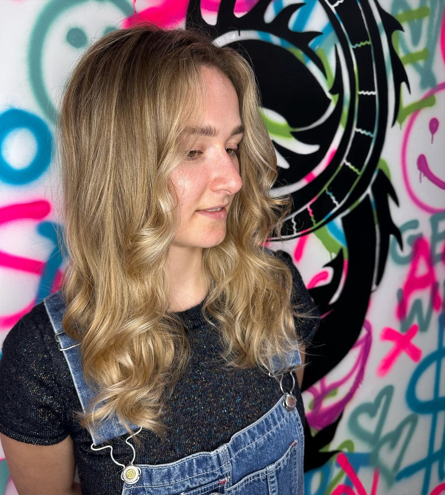 11. Sanftes Honigblond mit entspannten mittellangen Wellen (Honighaarfarbe)