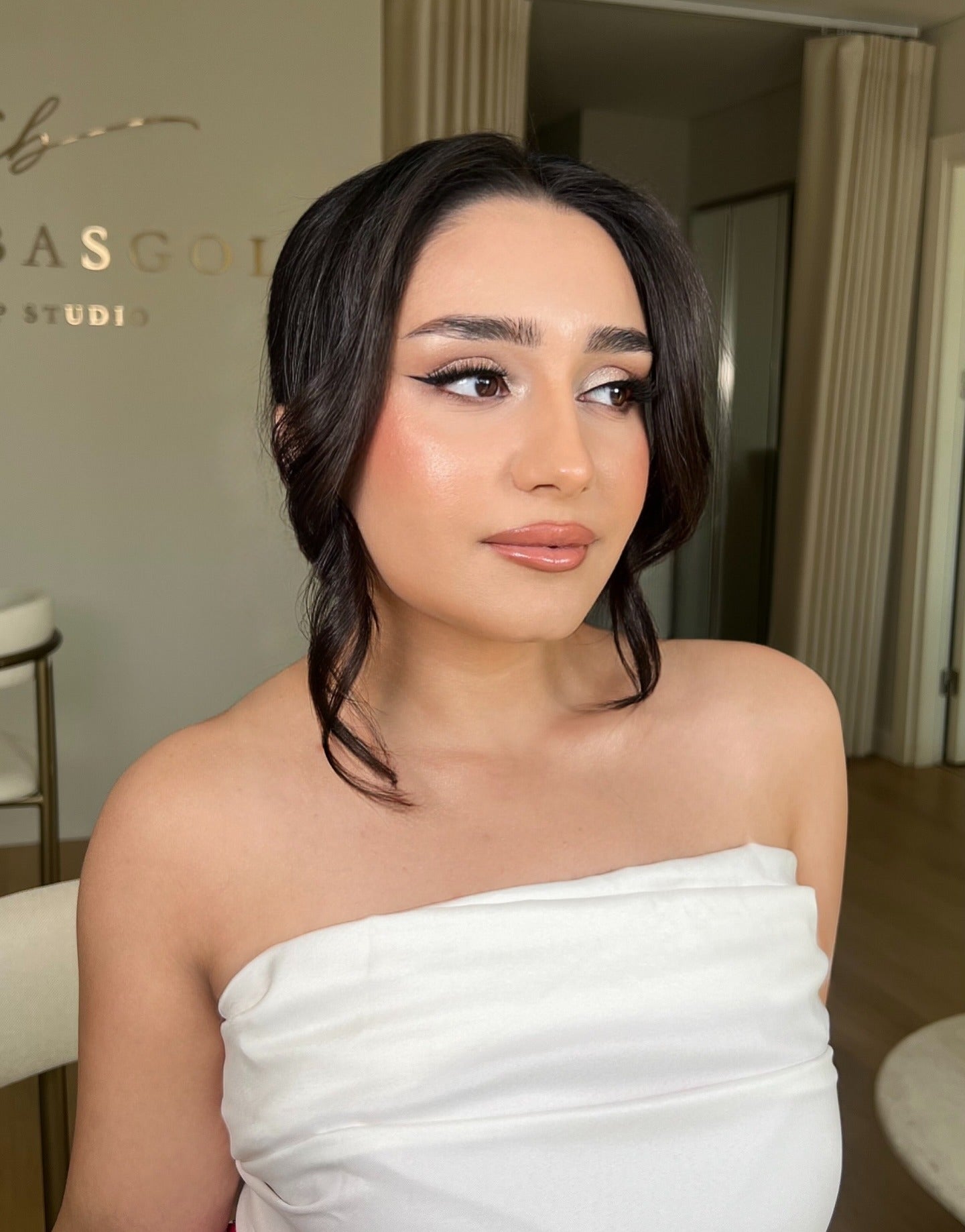 11. Soft Low Bindeo mit Gesichtsrammsträngen (Braut Frisuren)