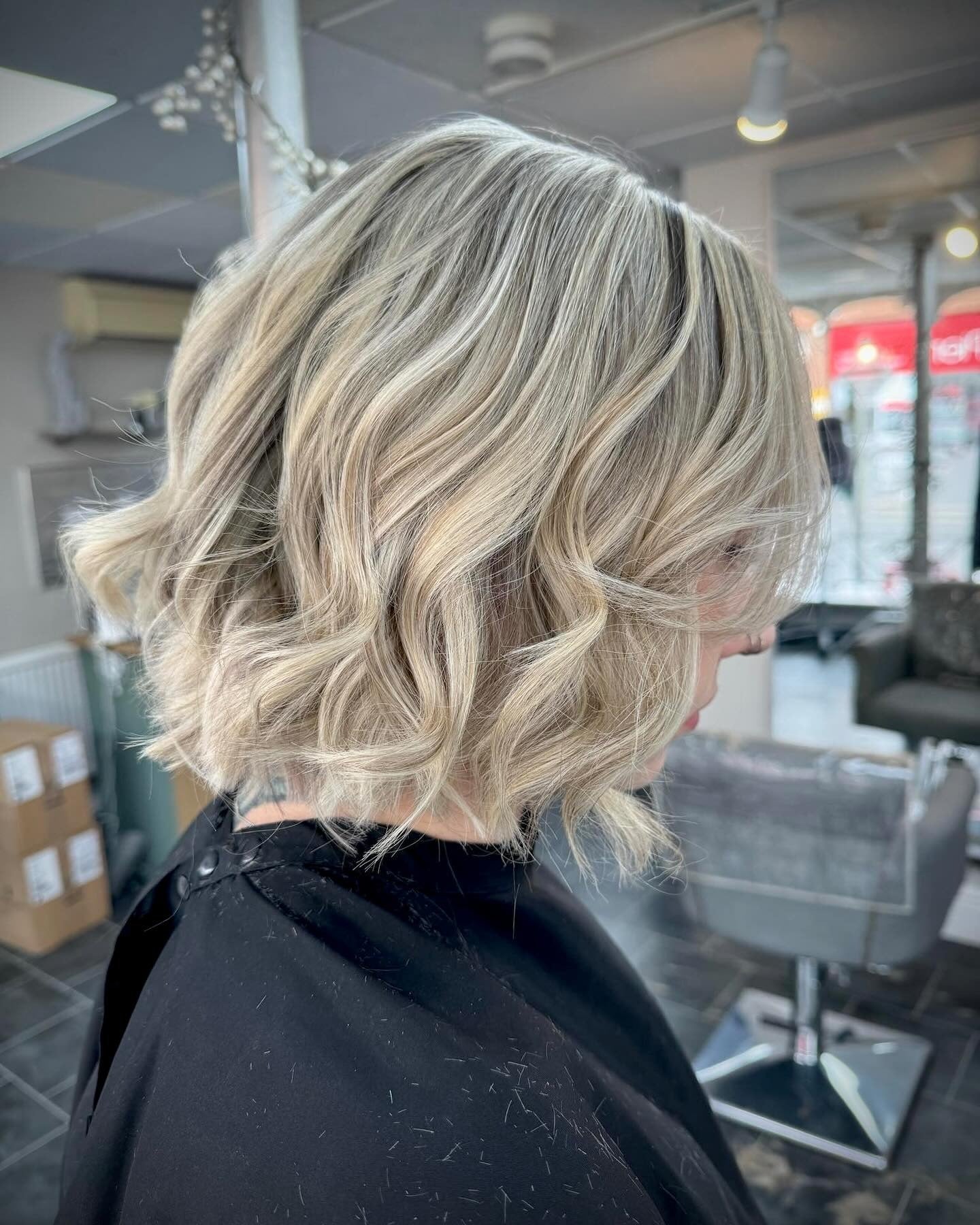 11. Weicher platinbeiger gewellter Bob (gewelltes Bob-Haar)