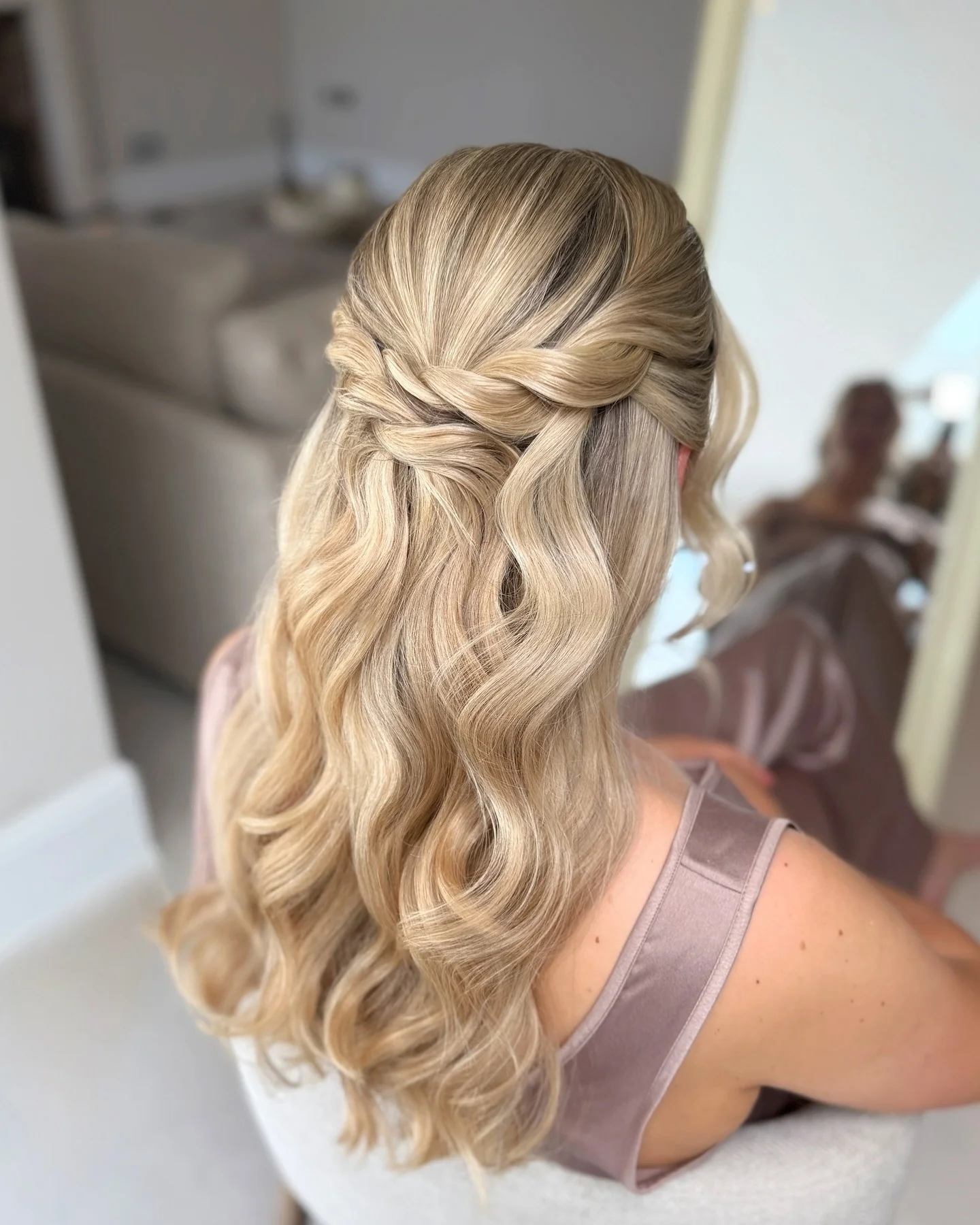 11. Soft Rope Twist Half-Up auf beige-blonden Wellen (Seilgeflecht-Frisuren)