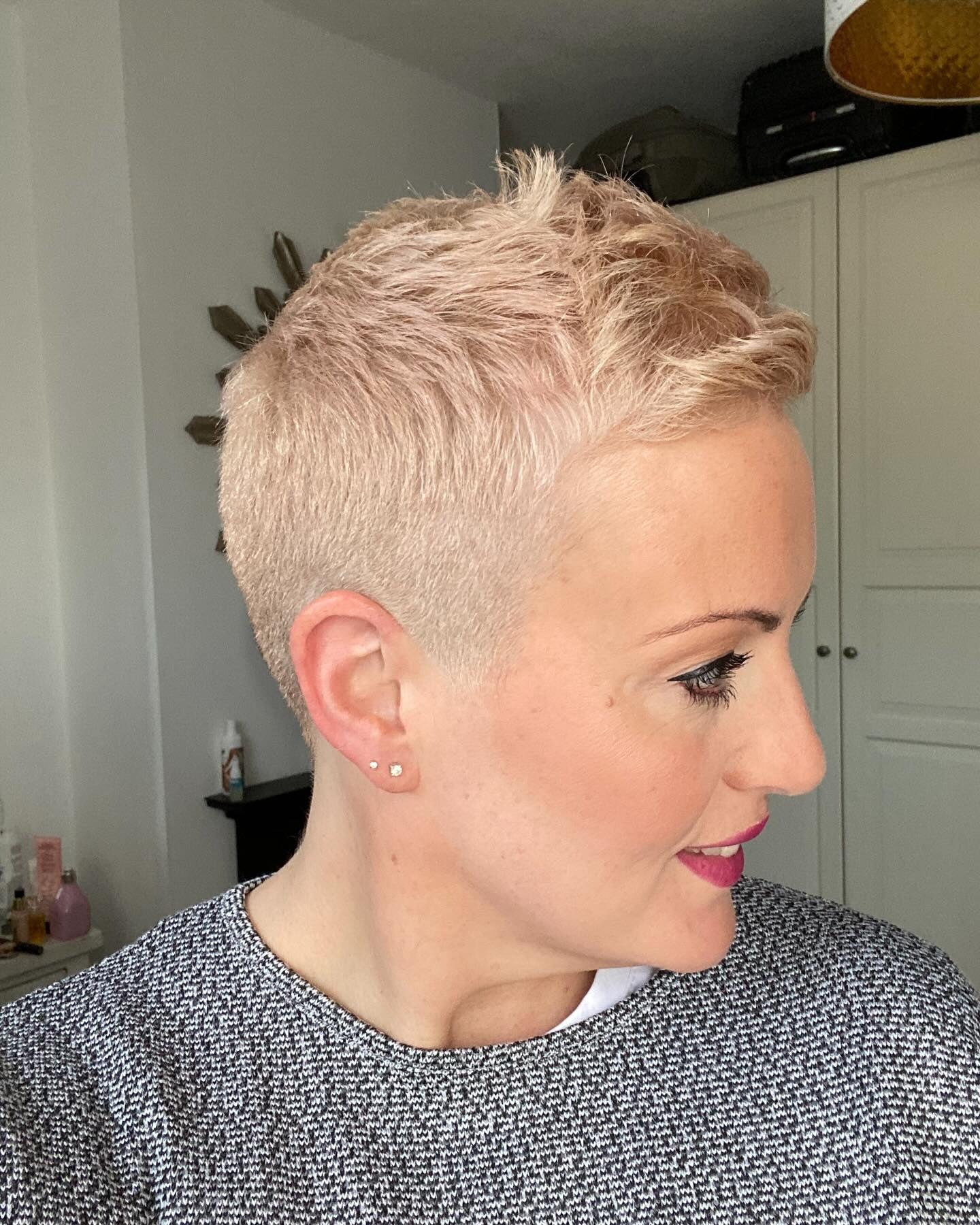 11. Soft Rose Blonde Pixie Fade (kurze Pixie-Haarschnitte für Frauen)