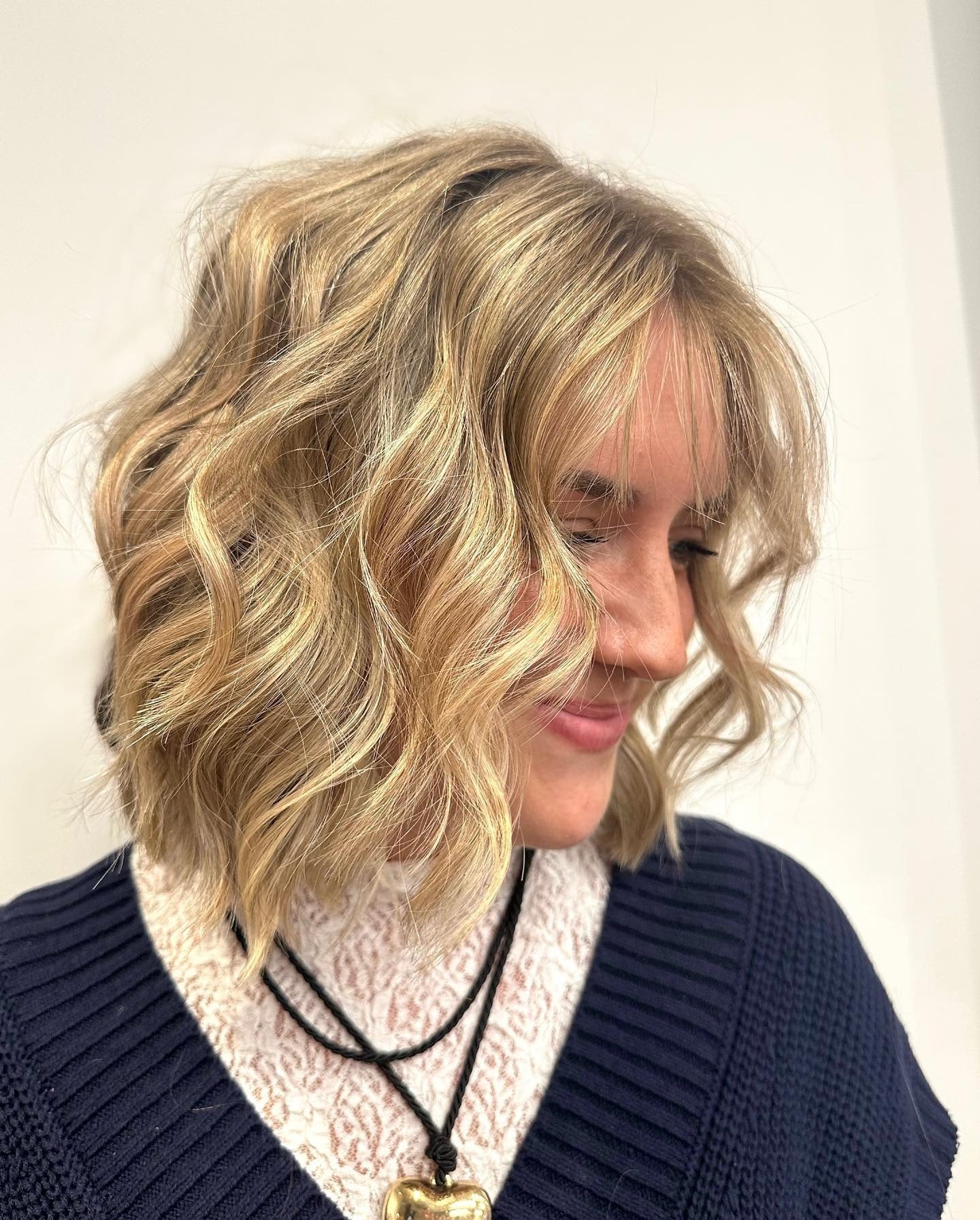 11. Weicher, gewellter blonder Bob mit zarten Fransen (schulterlanges Haar)