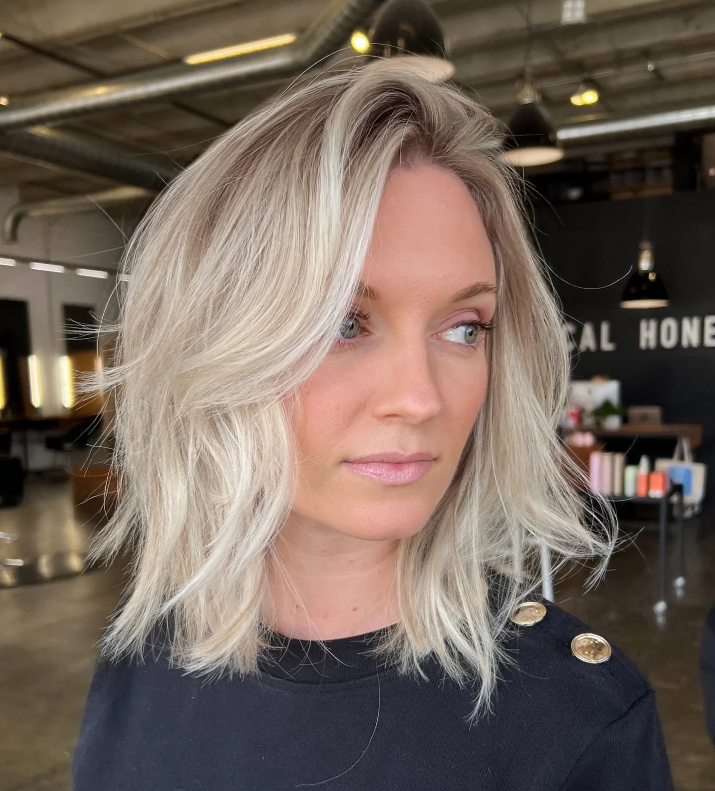 11. Sanft strukturierter geschichteter Bob in kühlem Eisblond (geschichtete Bob-Frisuren)