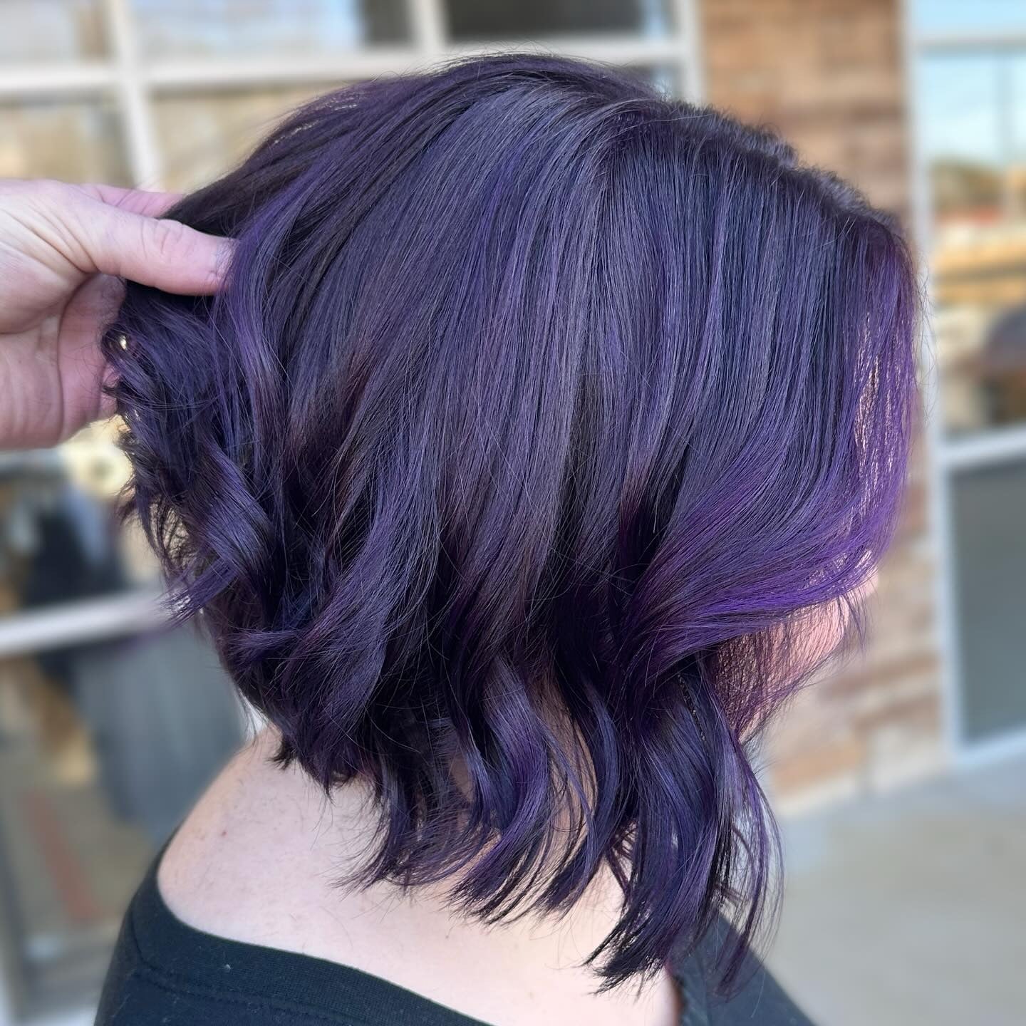 11. Sanft gewellter, abgewinkelter Bob mit tiefviolettem Indigo (abgewinkelte Bob-Frisuren)