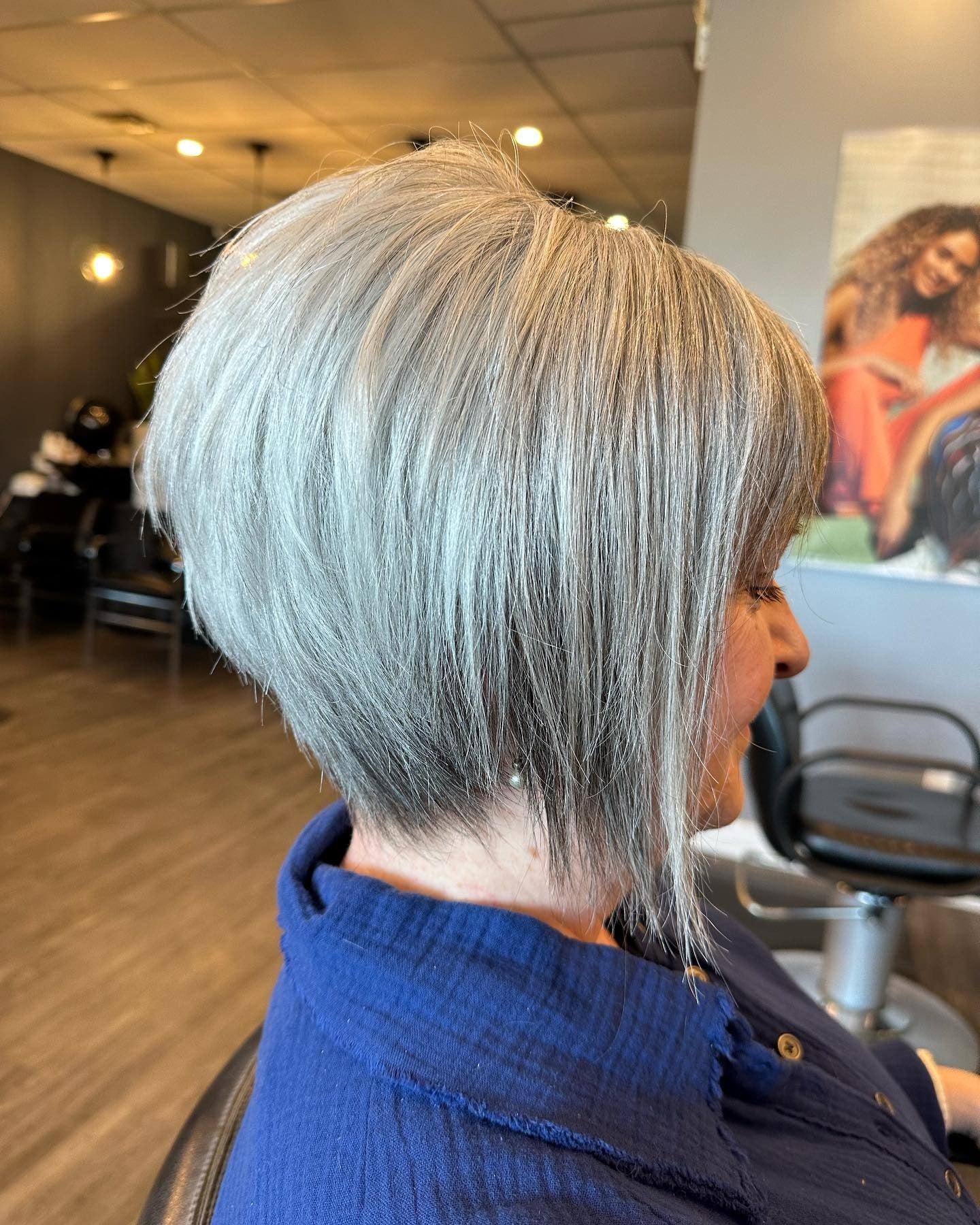 11. gestapelter silberner Bob mit Wurzeltiefe (silberne Haarfarbe)