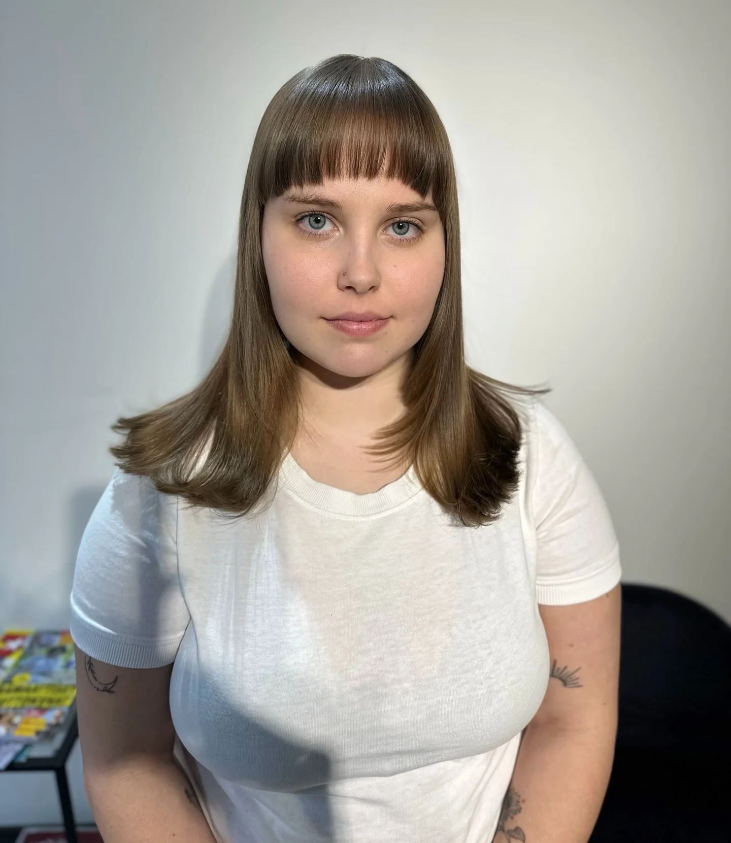 11. Glattes mittelbraunes Haar mit Mikro-Pony (Gerade Frisuren mit Pony)