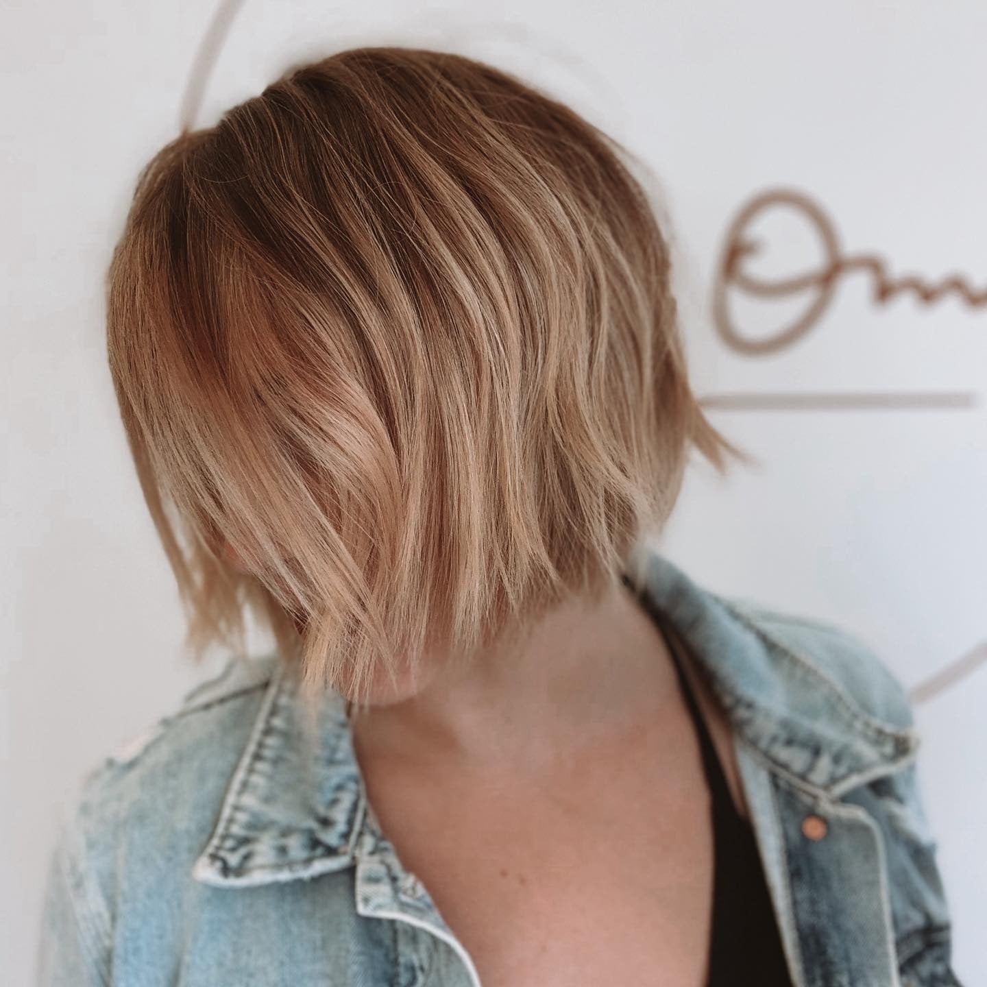 11. strukturierter Bob mit pfirsichfarbenen Rosentönen (Kinnlänge Bob)