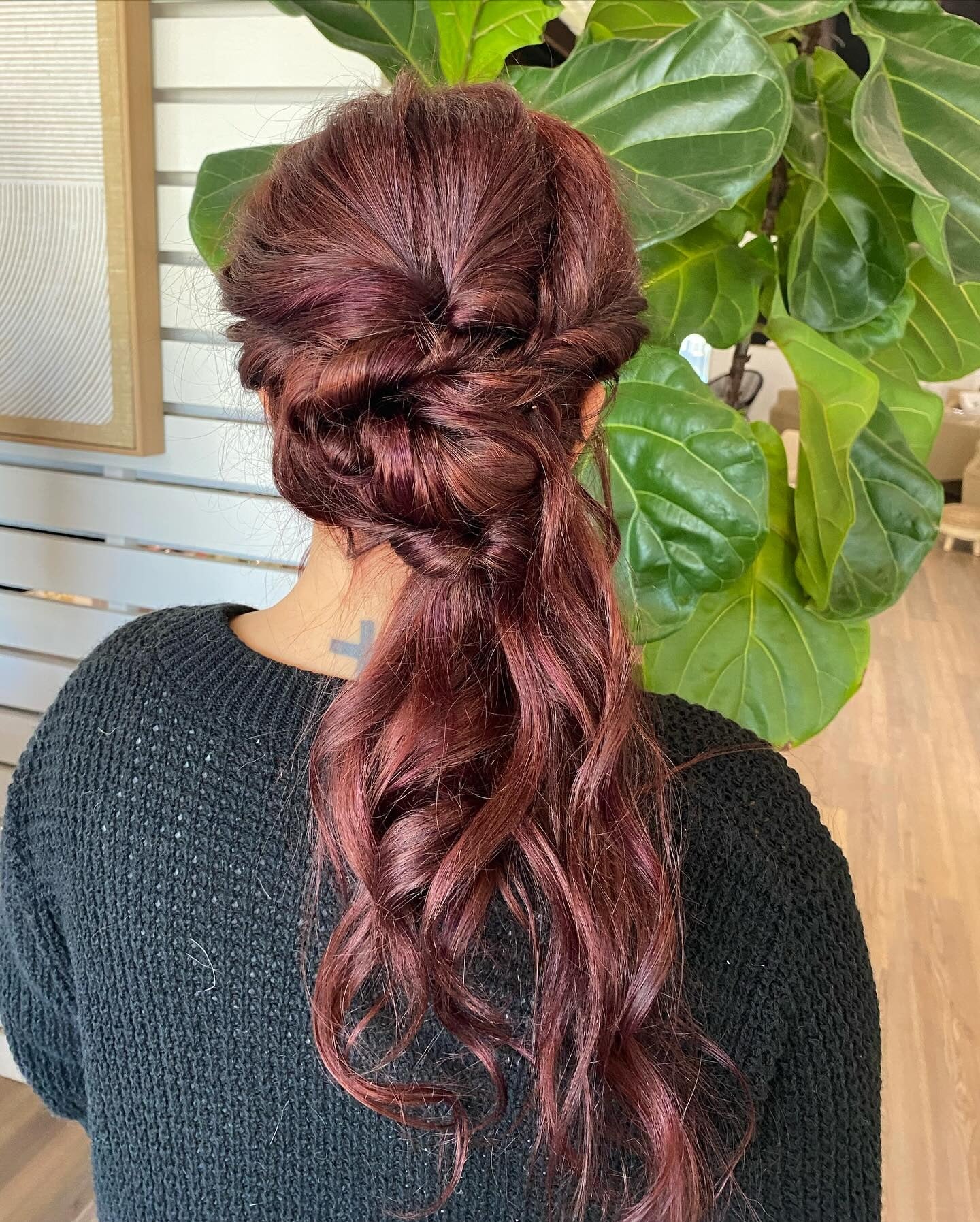11. Strukturierter Boho Twist-Pferdeschwanz auf tiefem Mahagoni (Boho-Frisuren)