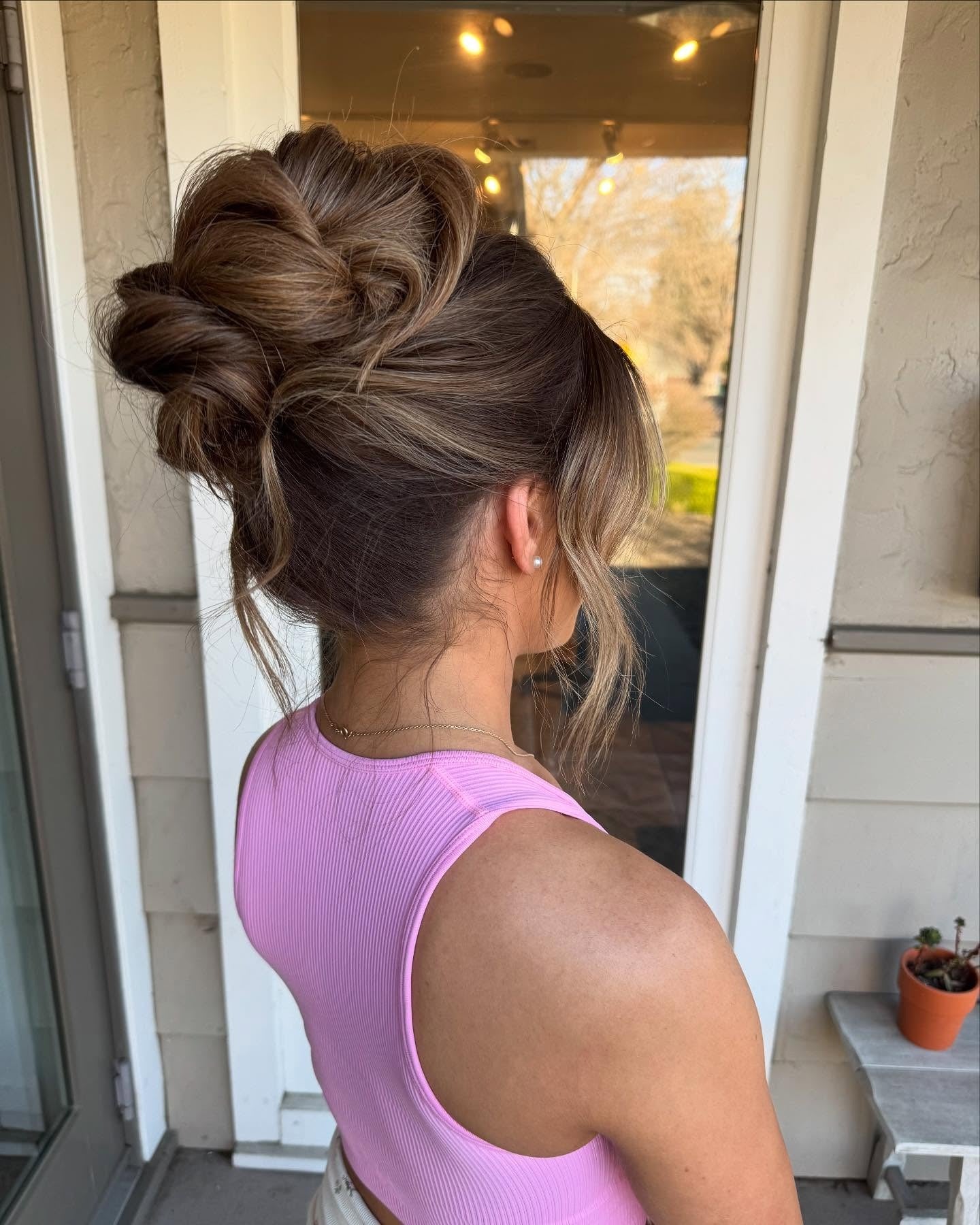 11. Strukturiertes brünettes Hochbrötchen mit Gesichtsschichten (Geburtstagsfrisuren)