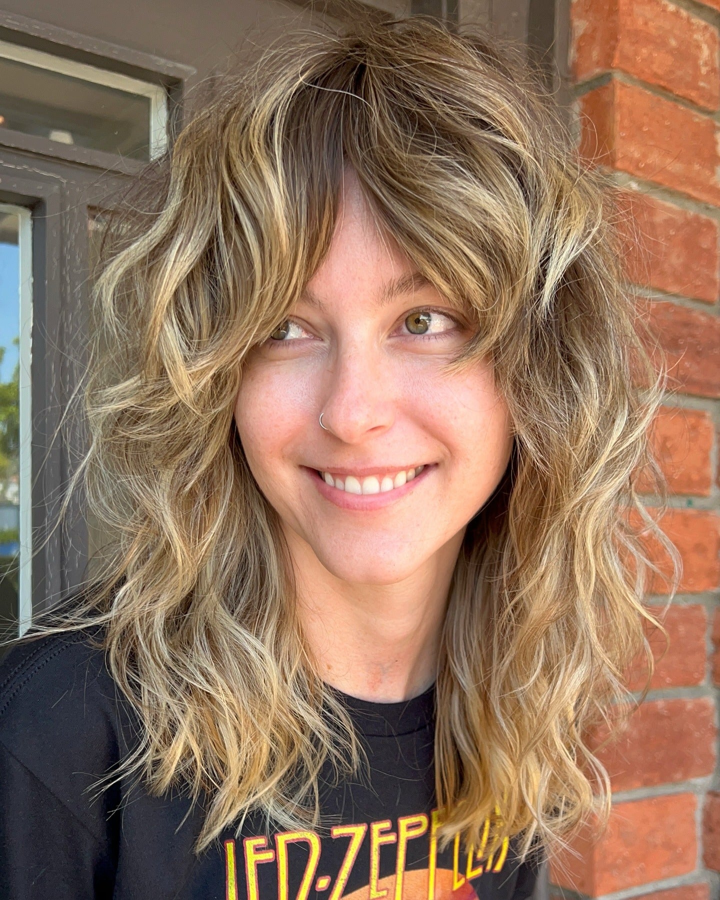 11. Tousled Blonde Shag mit weichen Highlights (mittelgroße Shag -Frisuren)