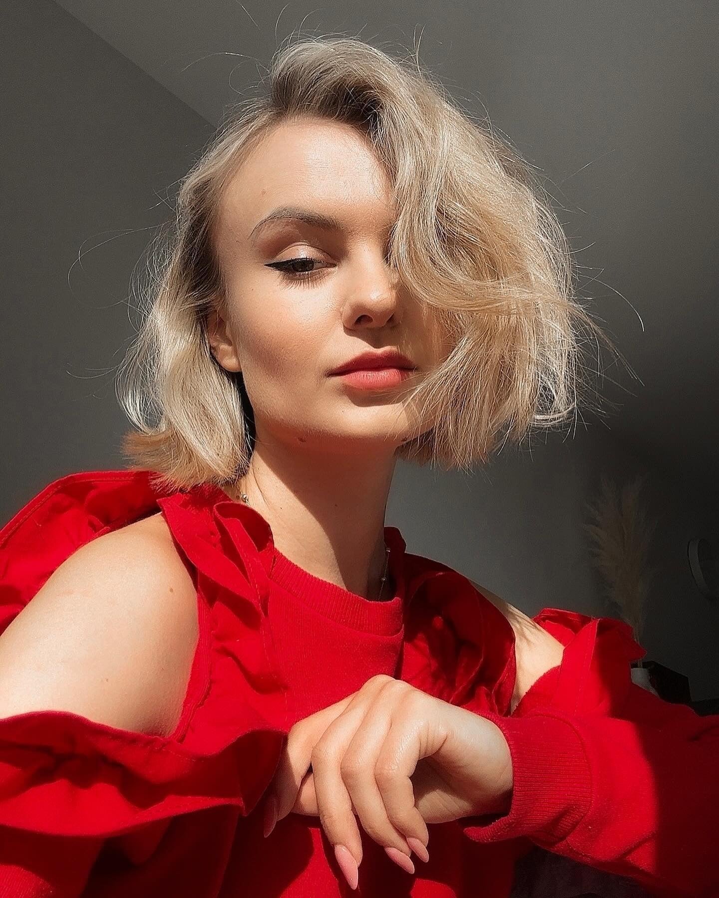 11. Zerzauster Champagnerblonder Bob (unordentlicher Haarschnitt für Frauen)