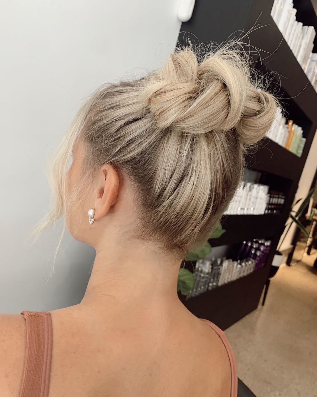 11. Twisted High Space Buns auf eisigem blonden Haar (Space Buns Frisuren)