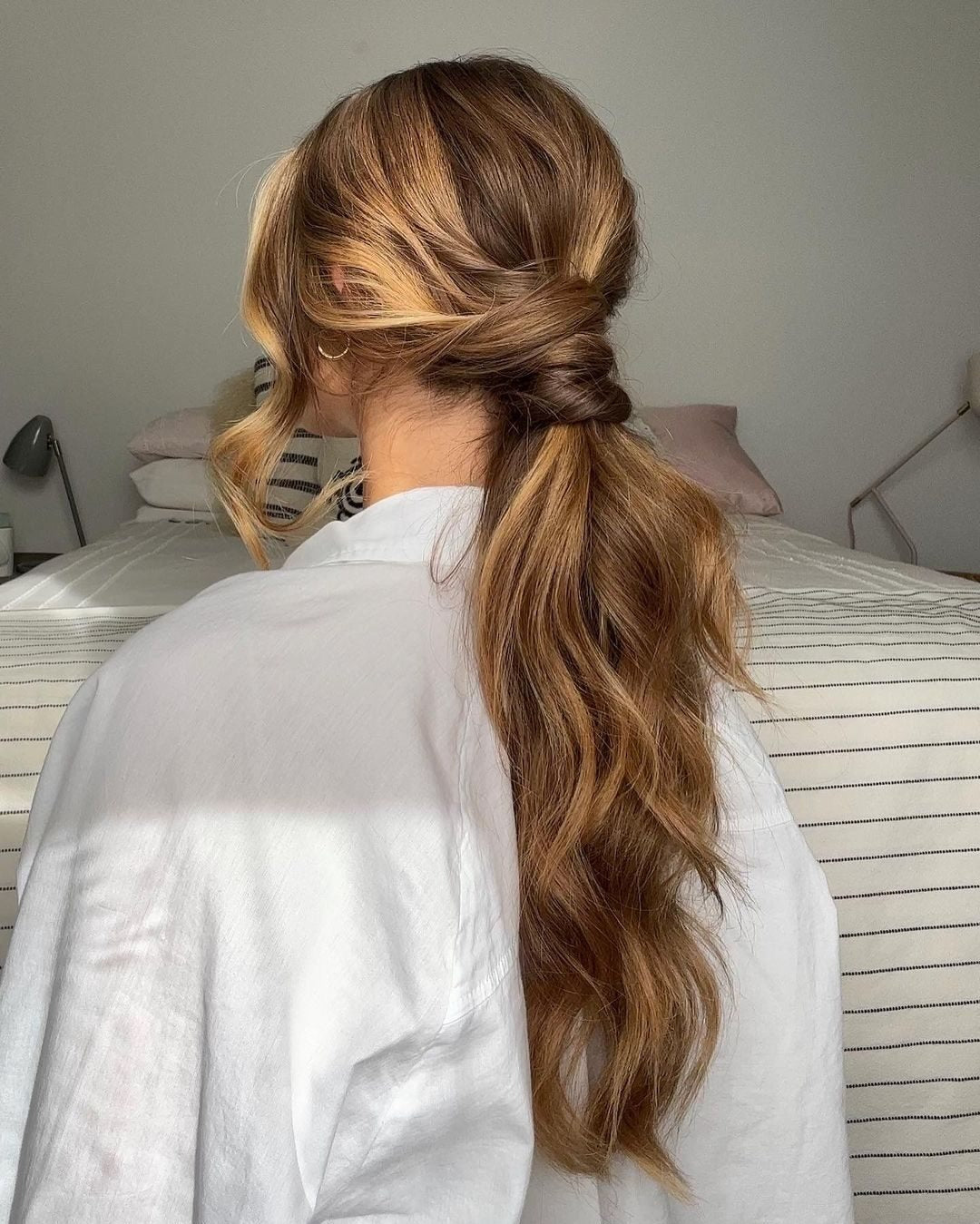 11. Twisted Low Ponytail auf Golden Brown (Sommerfrisuren)