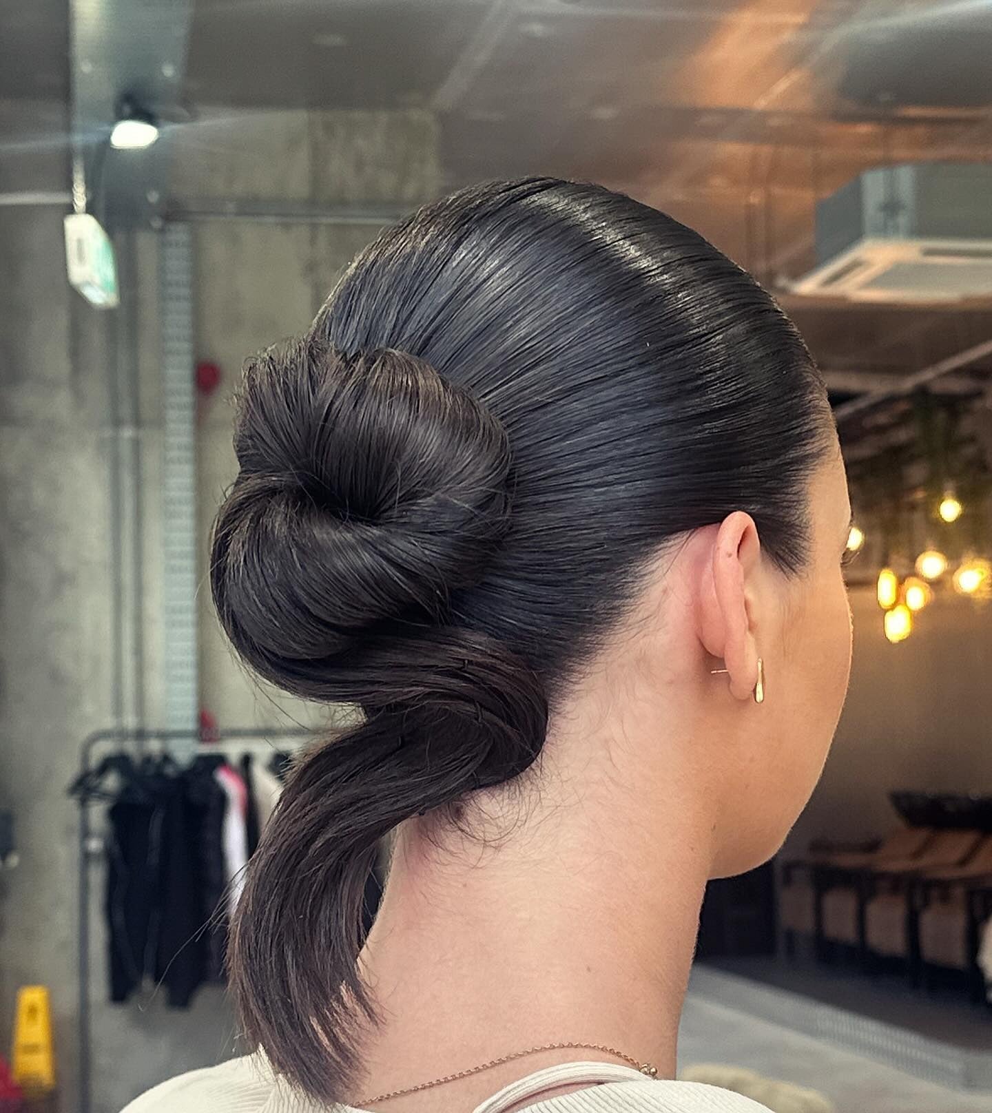 11. Twisted Slick Bun mit dunkler Brünette (Slick Back Frisuren)