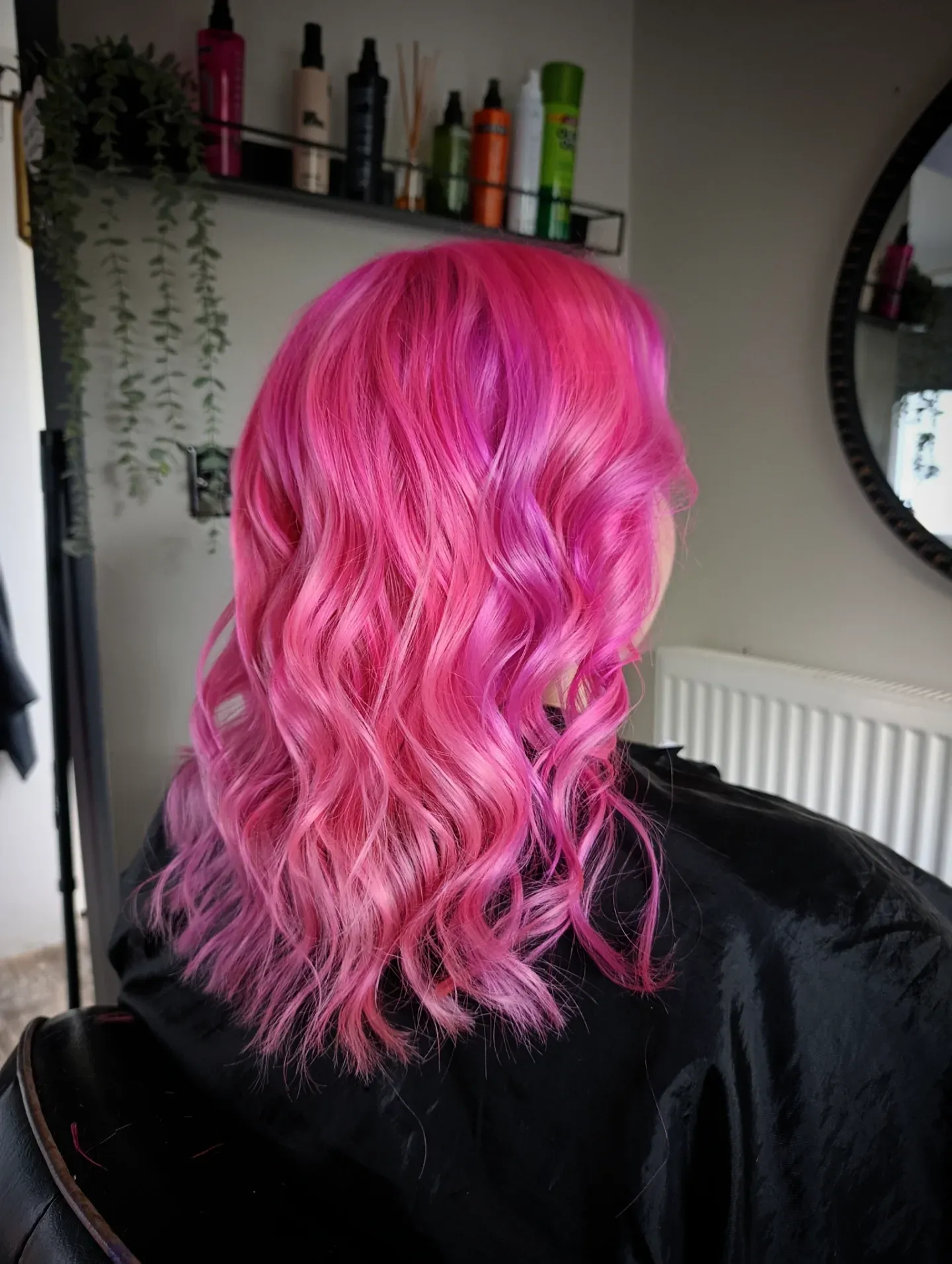 11. Vibrant Pink Loose Wave Lob (Rosa Haarfarbe)