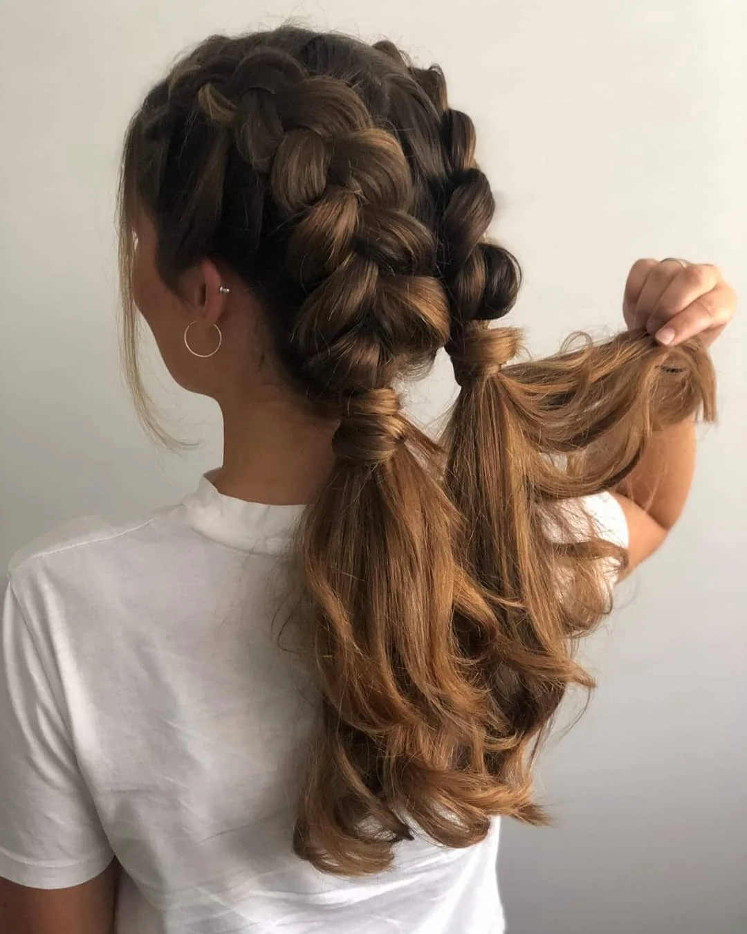 11. Voluminöse holländische Zöpfe mit weichen kastanienbraunen Wellen (Double Dutch Braids)