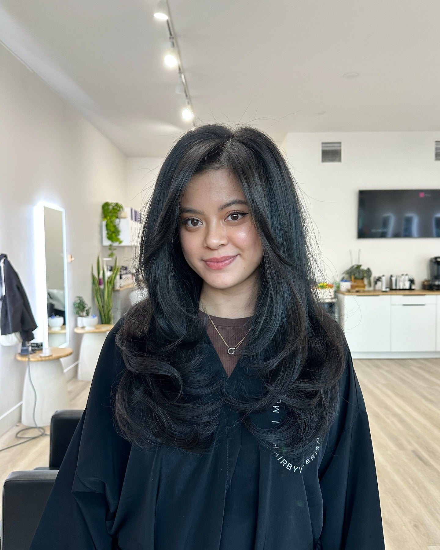 11. voluminöse düster schwarze Schichten mit weichem Gesichtsrahmen (Gesichtshaarschnitte)