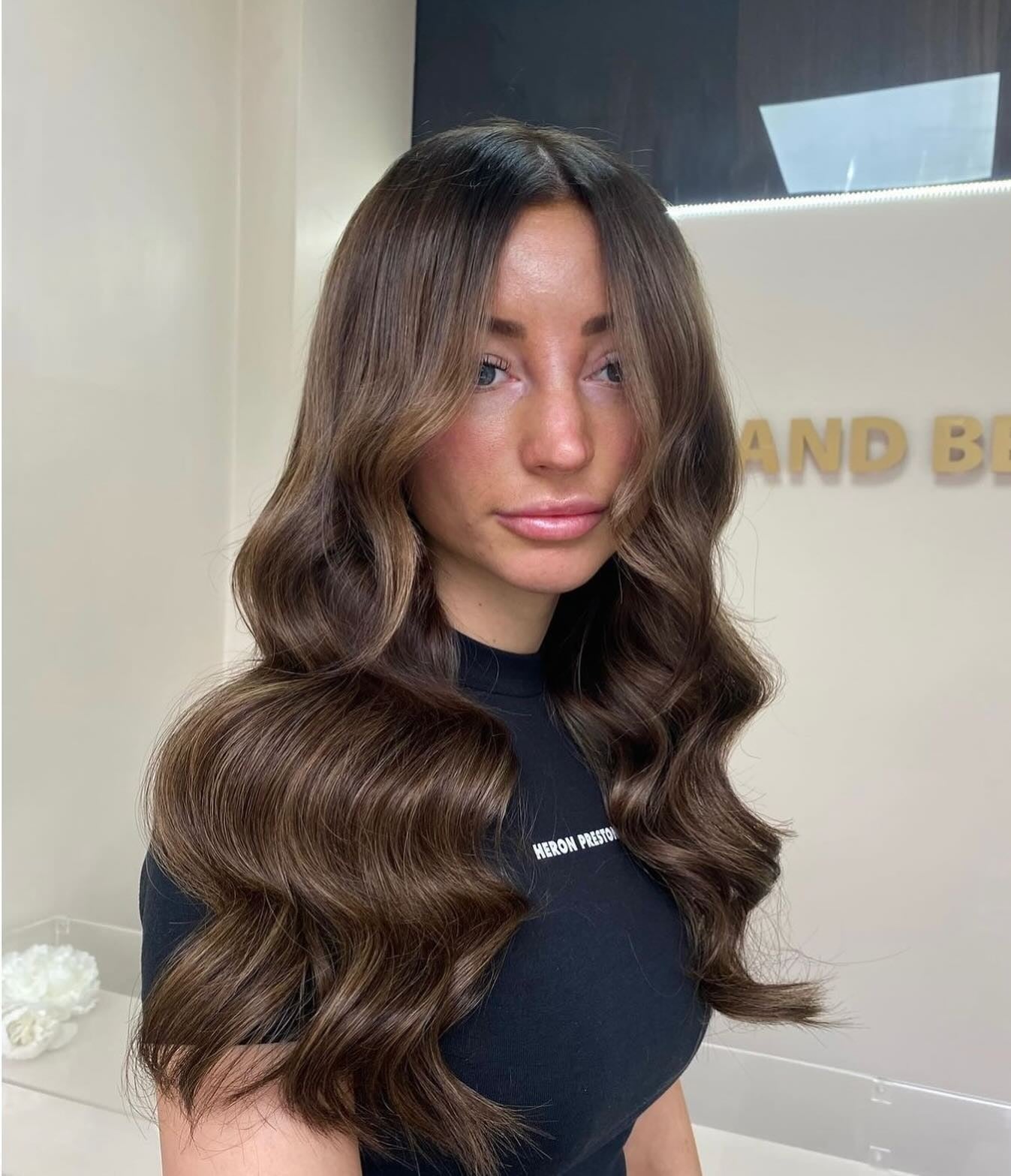 11. Volumenwellen in Schokoladenbraun (weiche braune Haarfarbe)