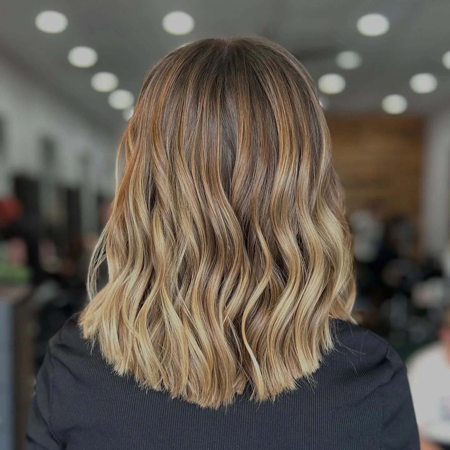 11. Wellenförmiger, stumpfer Bob mit wurzeligem Honigblond (stumpfe Bob-Frisuren)