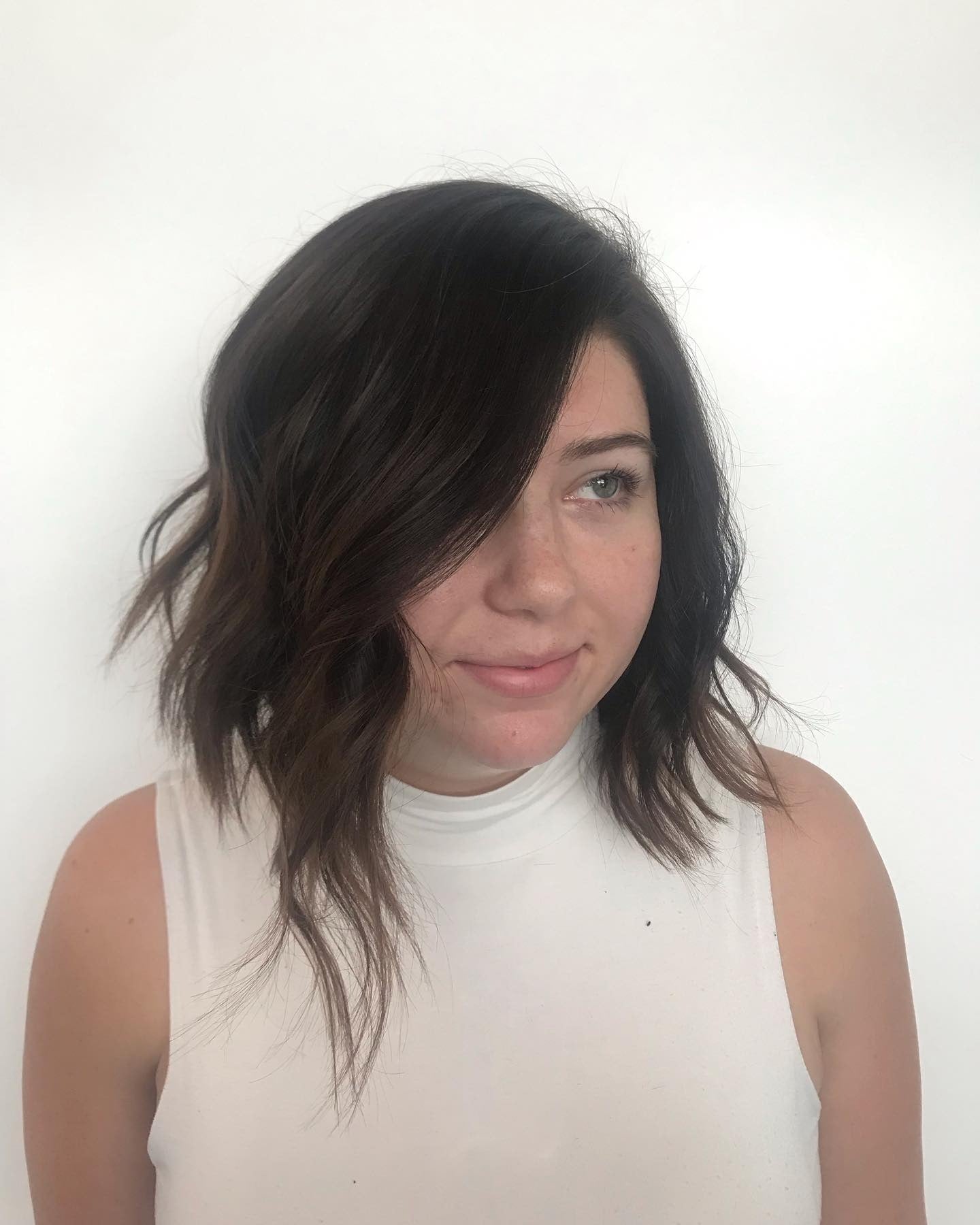11. Wellenbrunette Asymmetrische Bob (asymmetrische Bob -Frisuren)