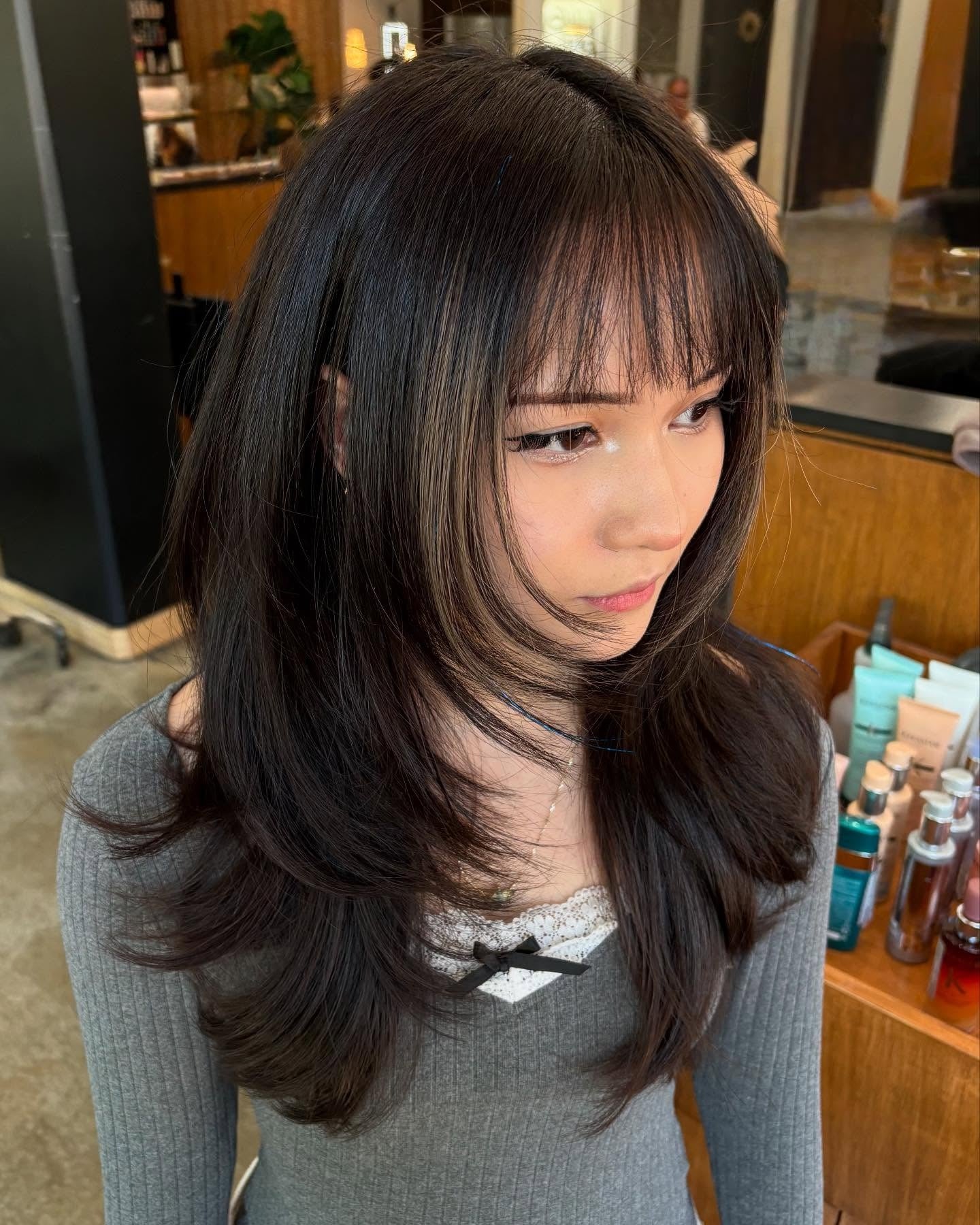 11. Wispy Rand mit ascheligen Schichten (mittelgroße geschichtete Haarschnitte)