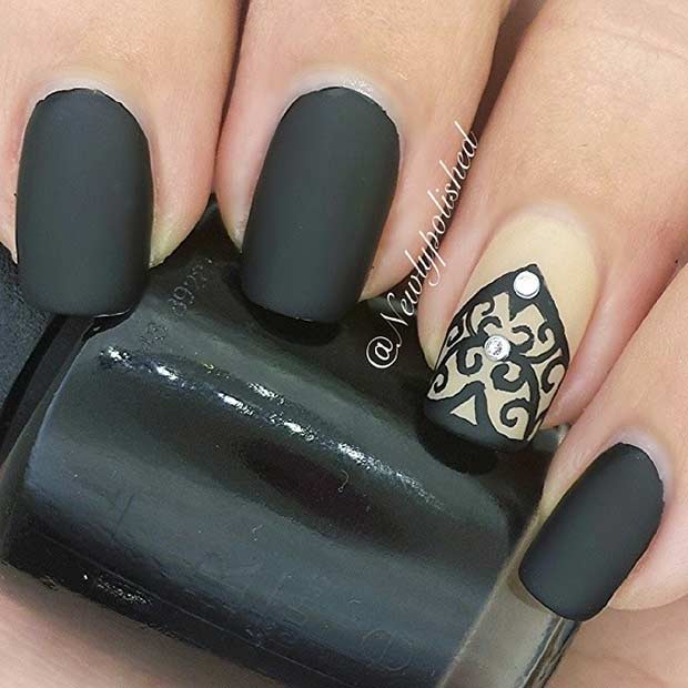 Schwarzes mattes Spitzennageldesign