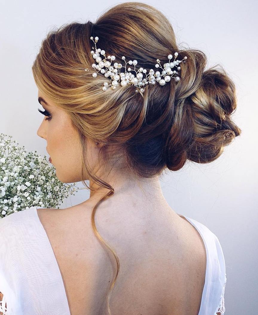 26 Hochzeitshaar Hochsteckfrisuren für elegante Bräute Brautbrötchen mit Wendungen für lange Haare