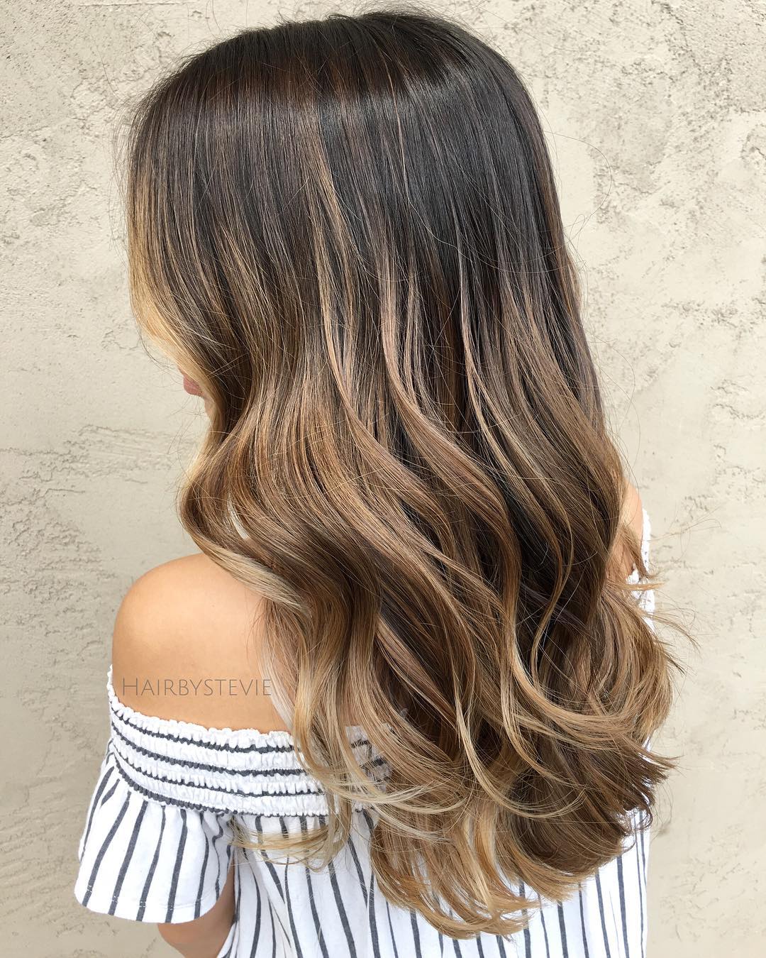 Dunkler blonde Balayage für braune Haare