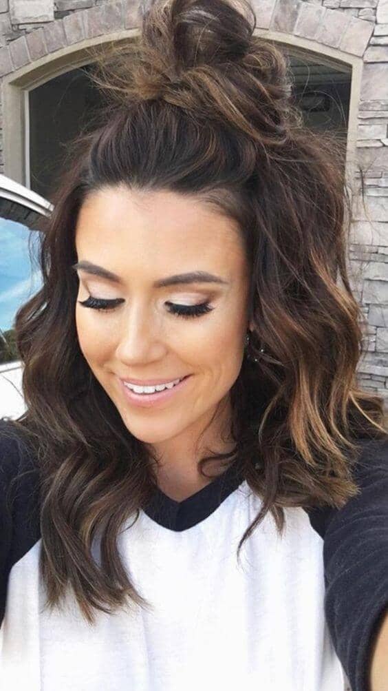 24 wunderschöne mittellange Frisuren Half Updo Beach Waved Elegance