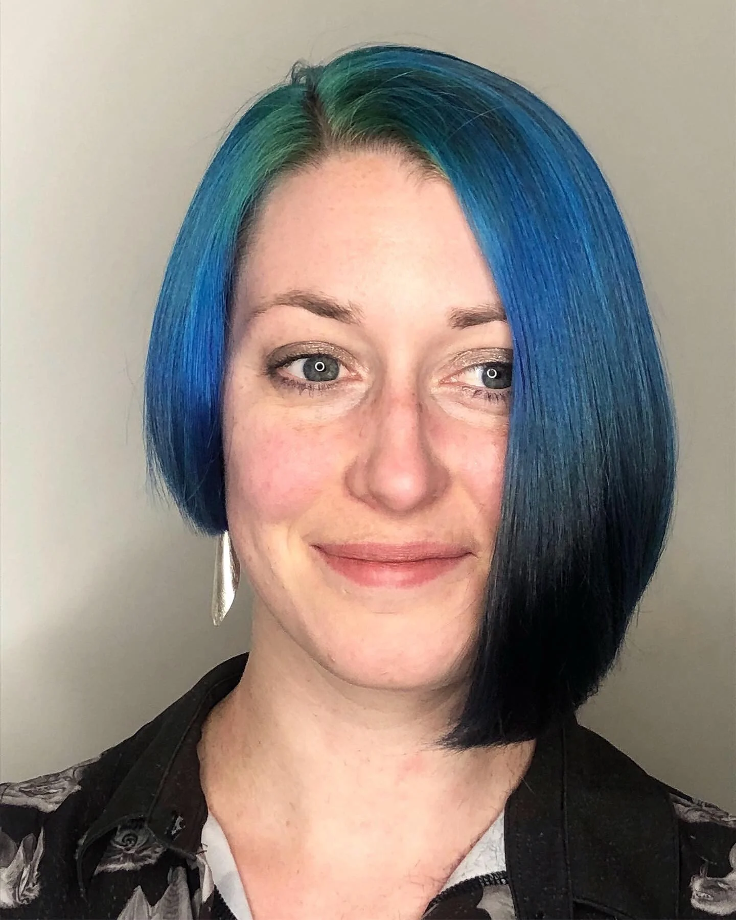 12. Blaugrüner asymmetrischer Präzisions-Bob (asymmetrische Frisuren)