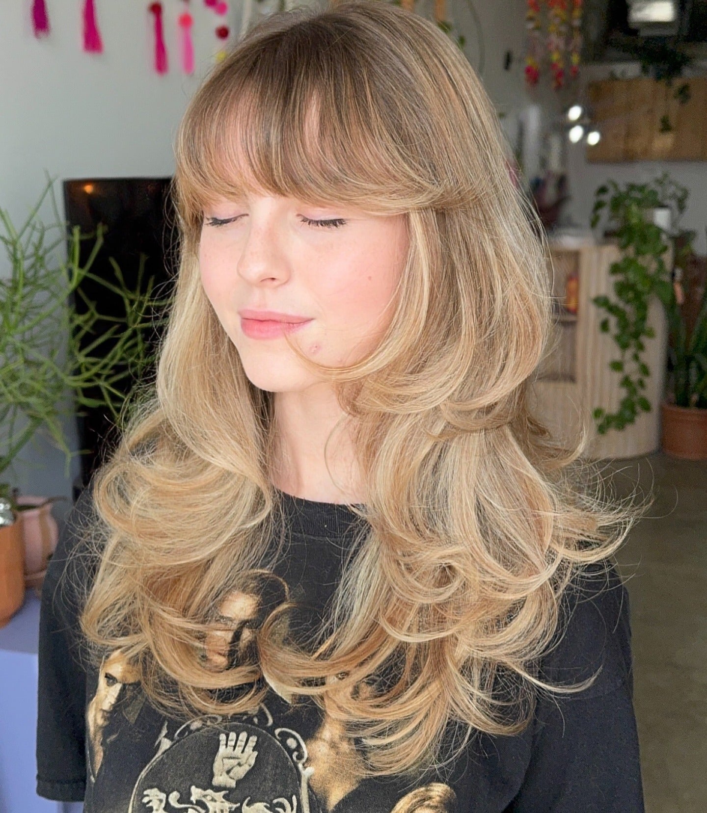 12. Butterblonde Stufen mit gefiedertem Pony (gestuftes Haar mit feinem Pony)