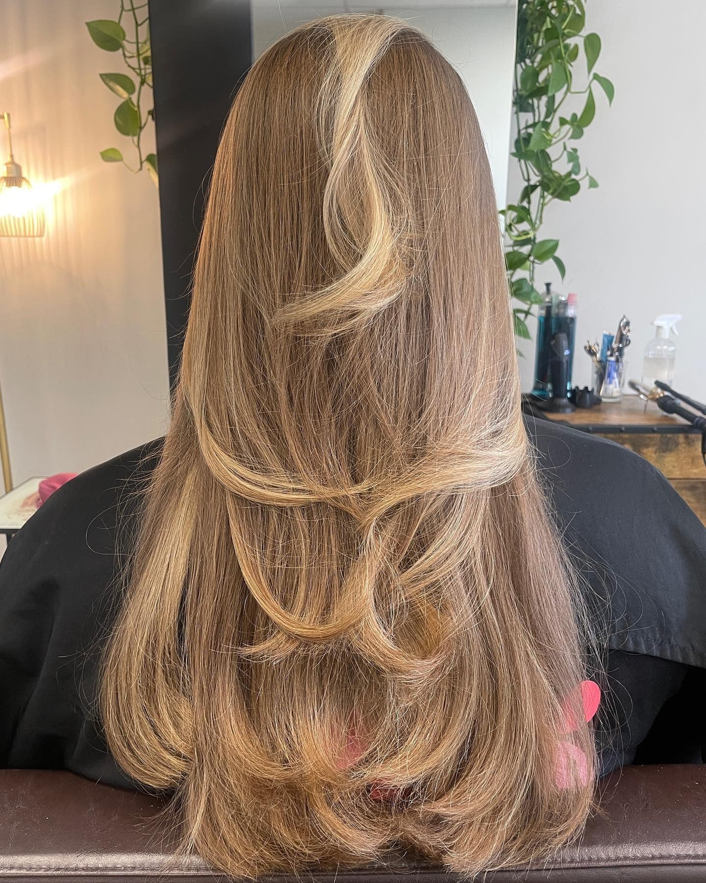 12. Karamellfarbener Stufenschnitt mit kontrastreichem Gesichtsrahmen (lange Stufenfrisuren)