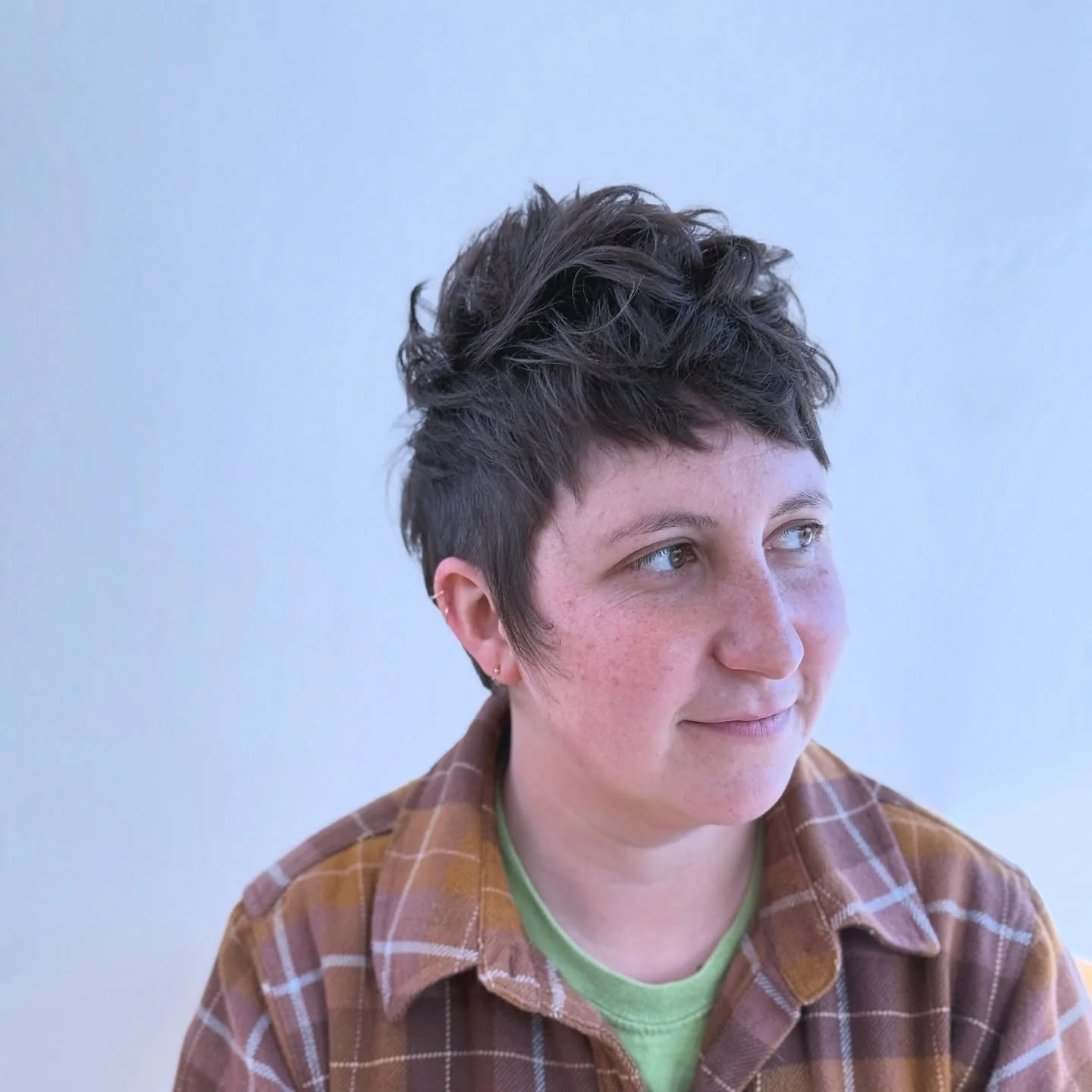 12. Anthrazitbrauner abgehackter Pixie mit lockiger Textur (kurzes abgehacktes Haar)