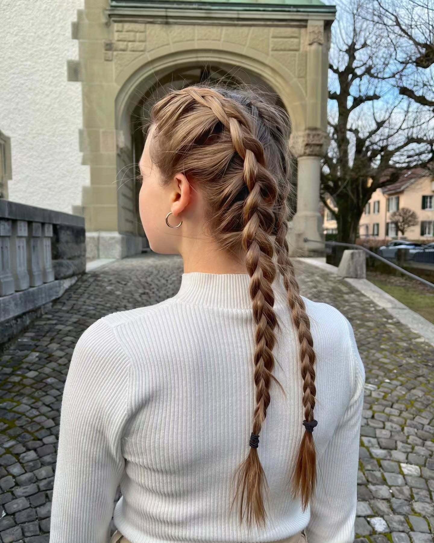 12. Klassische Double Dutch Braids auf neutralblondem Haar (Double Dutch Braids)