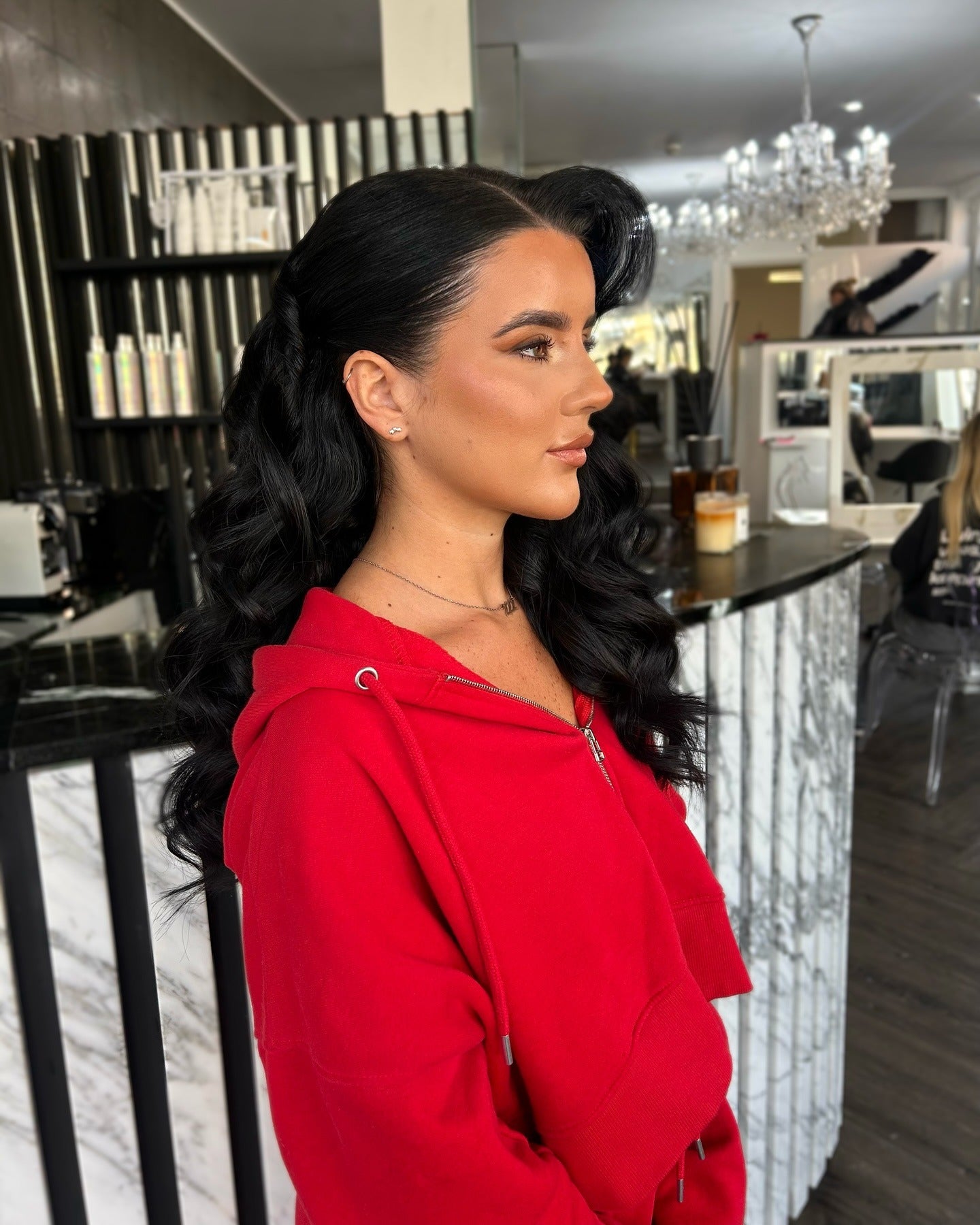 12. Klassische Jetschwarz-Halb-up-Glamwellen (Glamwellen Frisuren)