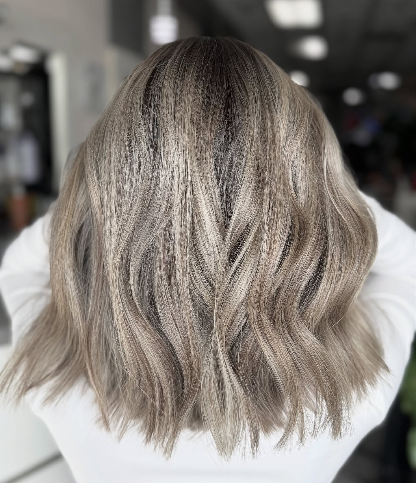 12. Kühles aschblondes Melt mit sanft zerzausten mittleren Wellen (aschblonde Haarfarbe)