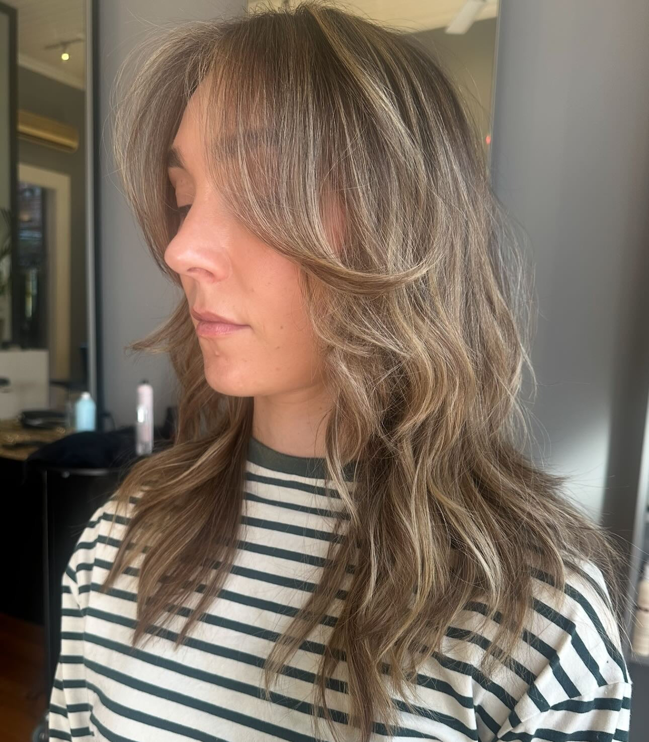 12. Cooler beiger Shag mit gefiederten Vorhangfransen (geschichtete Zottelfrisuren)