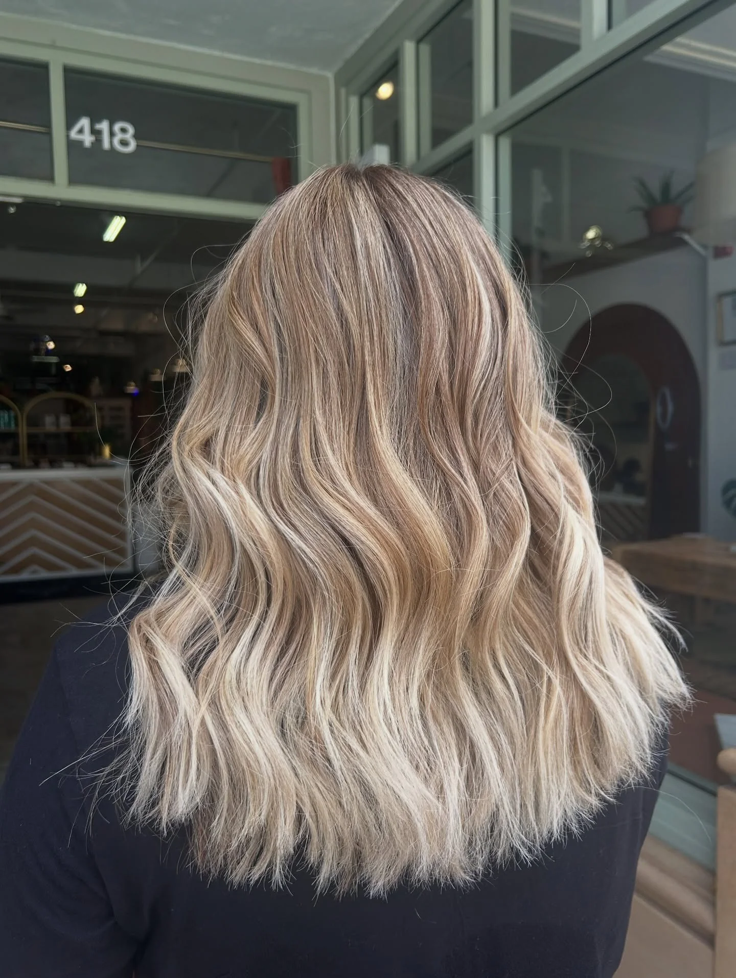 12. Kühles sandblondes Balayage mit zerzausten Lob-Wellen (Balayage-Haarfarben)