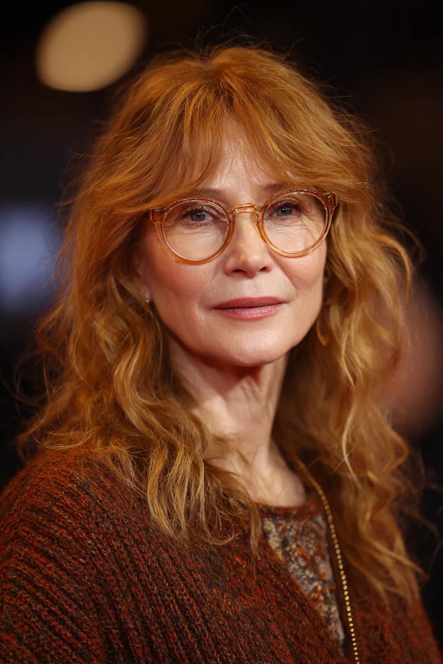 12. Kupferfarbener, welliger mittellanger Schnitt (Frisuren für ältere Frauen mit Brille) – Frisuren für ältere Frauen mit Brille