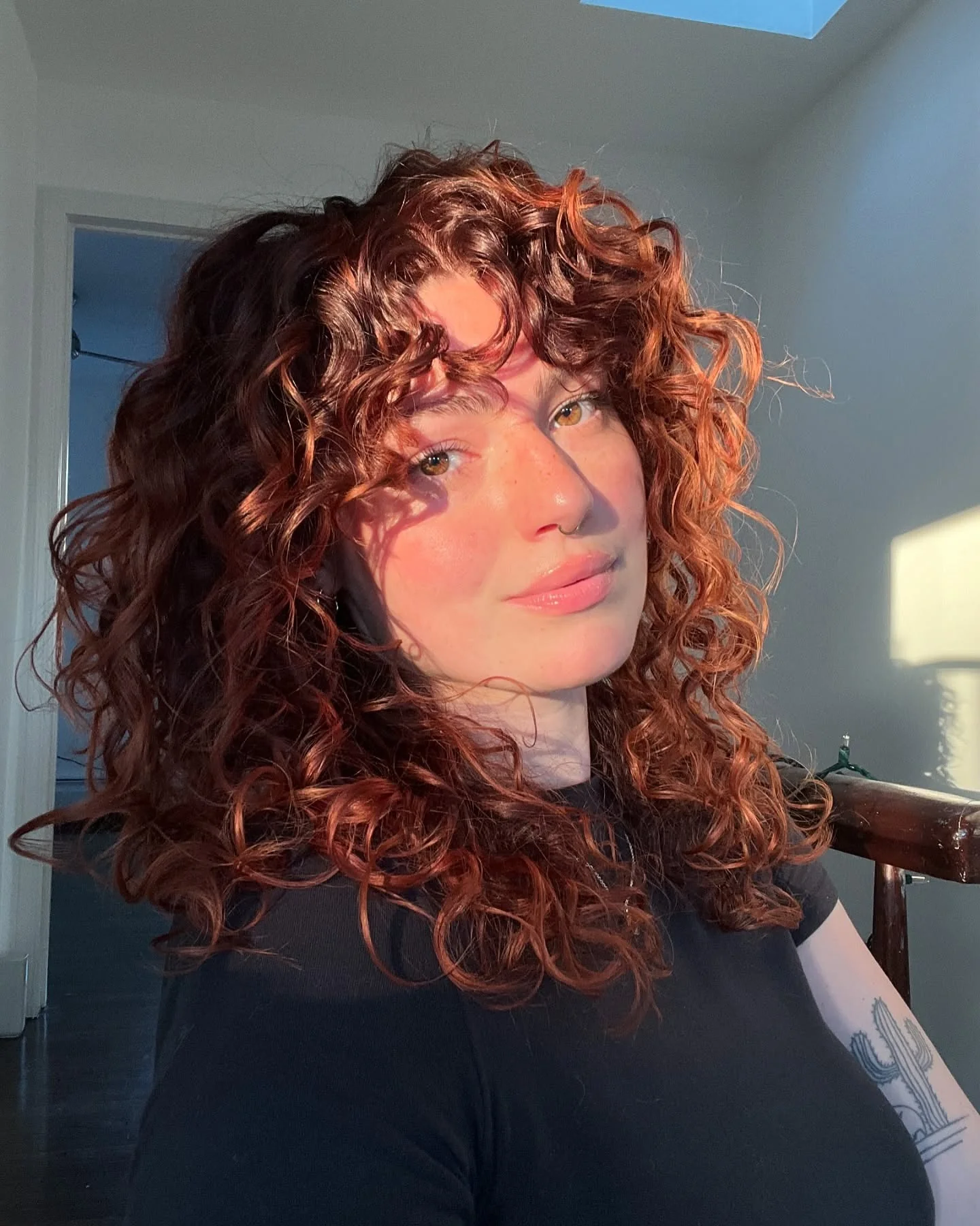 12. Kupferfarbene lockige Schichten mit weichen lockigen Fransen (lockige Frisuren)