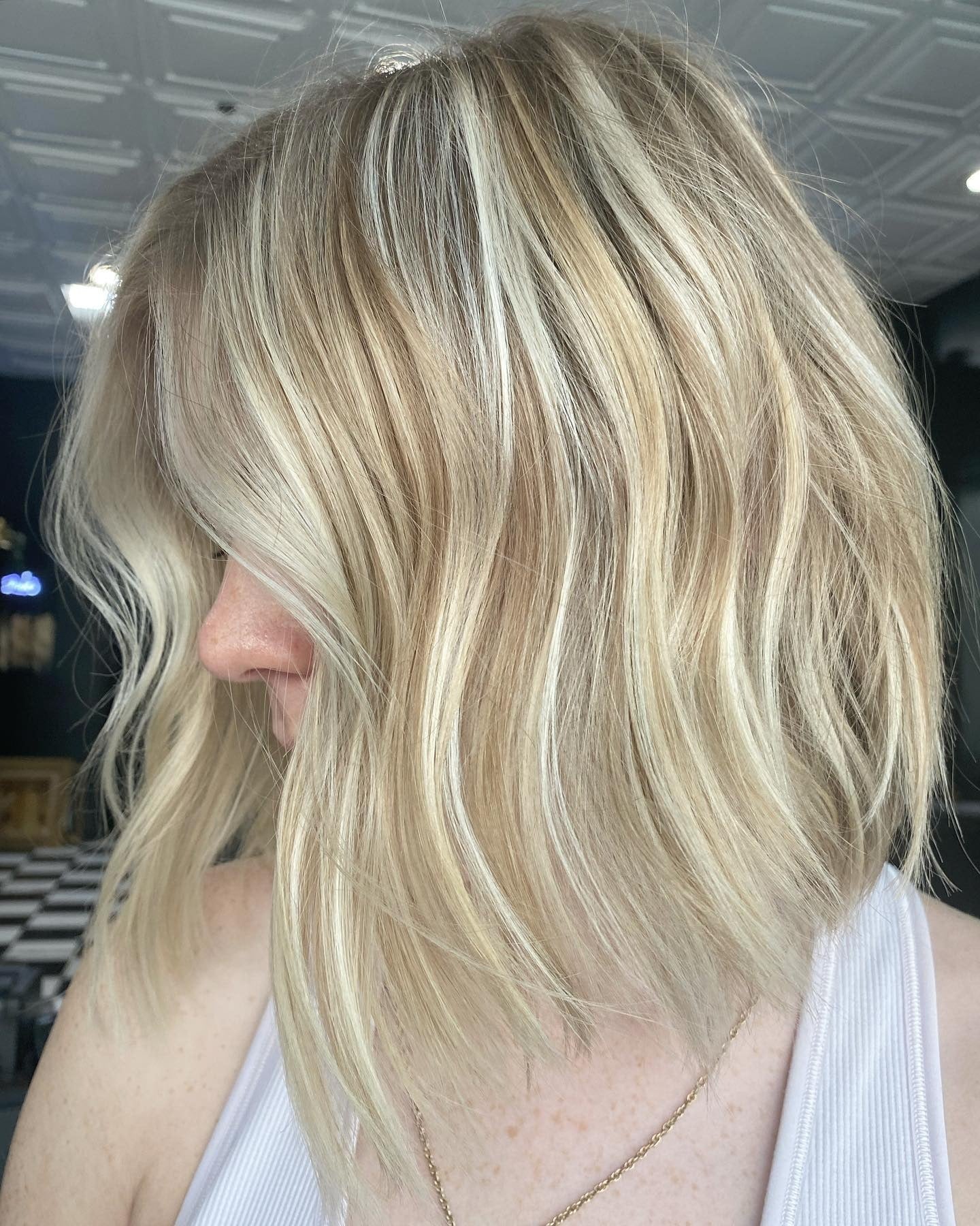 12. Cremiger Champagner-strukturierter Bob (zerzauster Bob-Haarschnitt)