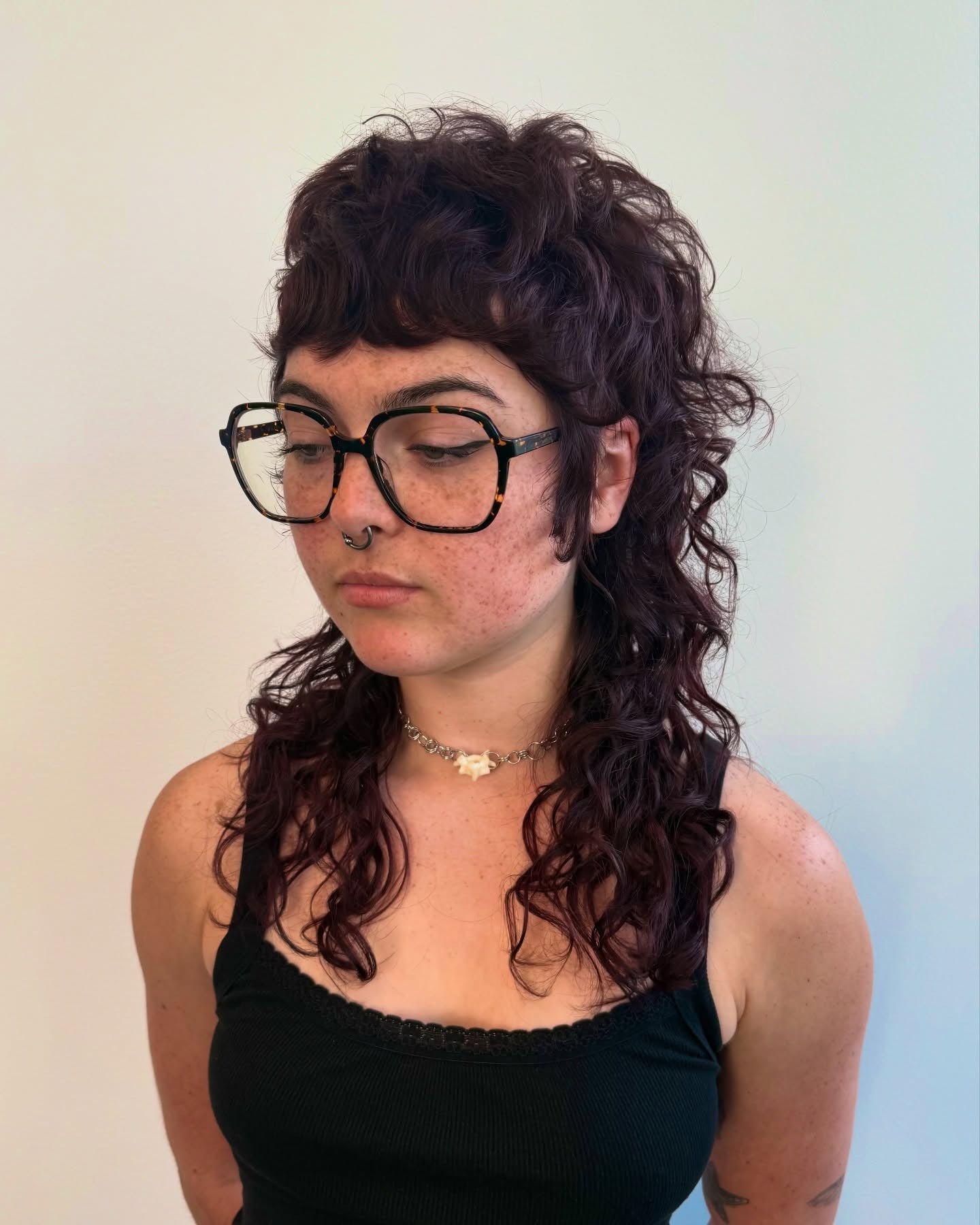 12. Curly Plum Mullet mit definierten Schichten (Shaggy Mullet Haircut)