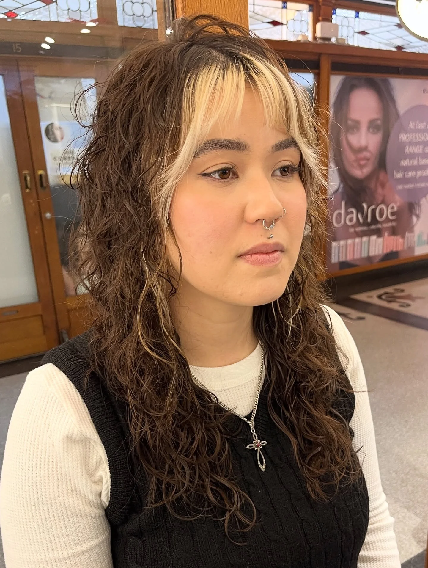 12. Lockiger Wolfsschnitt mit kräftigem Blondkontrast (langer Wolfshaarschnitt)