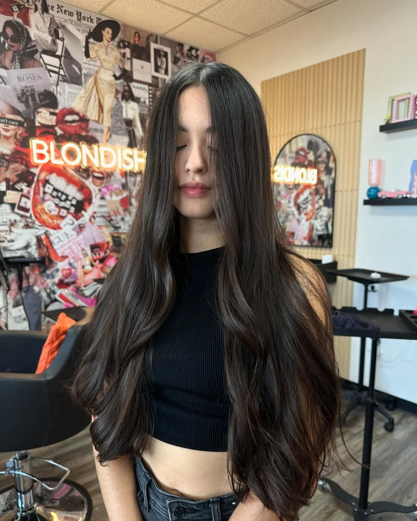 12. Tiefe brünette Schichten mit mittig geschwungenem Rahmen (extra lange Schichten)