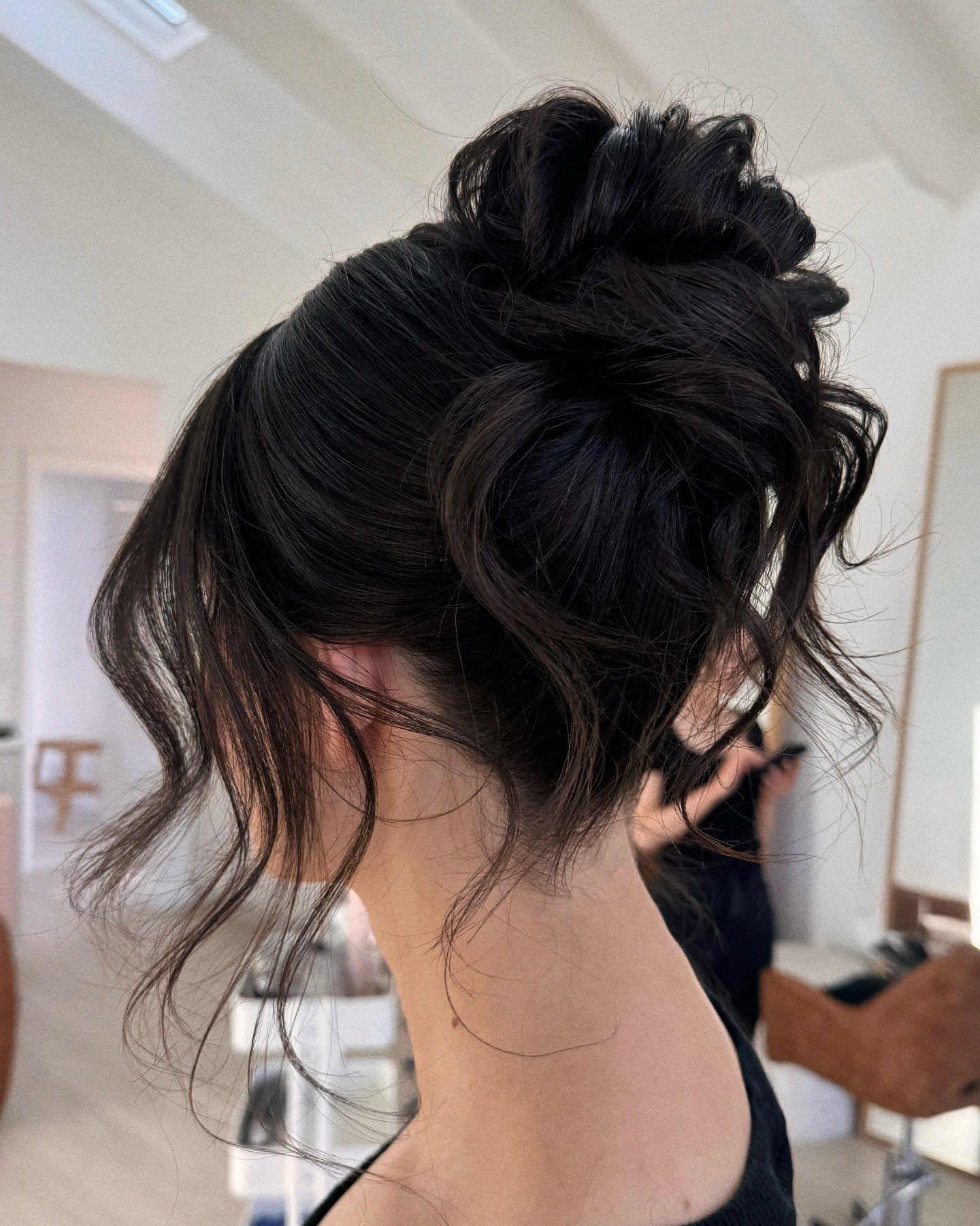 12. Deep Espresso Tousled High Bun (mittellanges Haar, unordentliche Hochsteckfrisur)