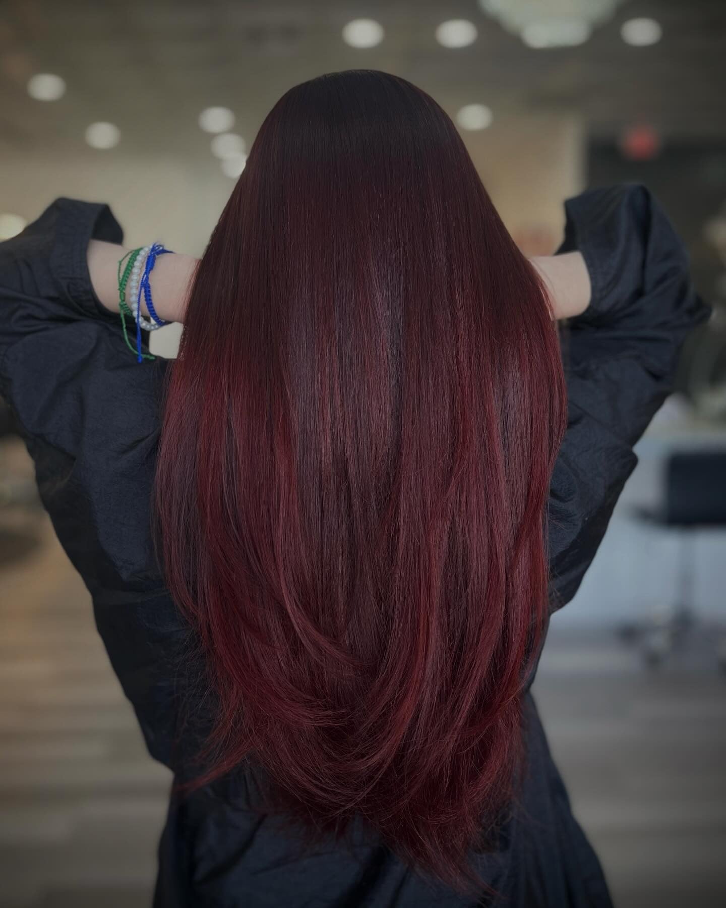 12. Tiefe Mahagoni schlanke Längen (dunkelrote Haarfarbe)