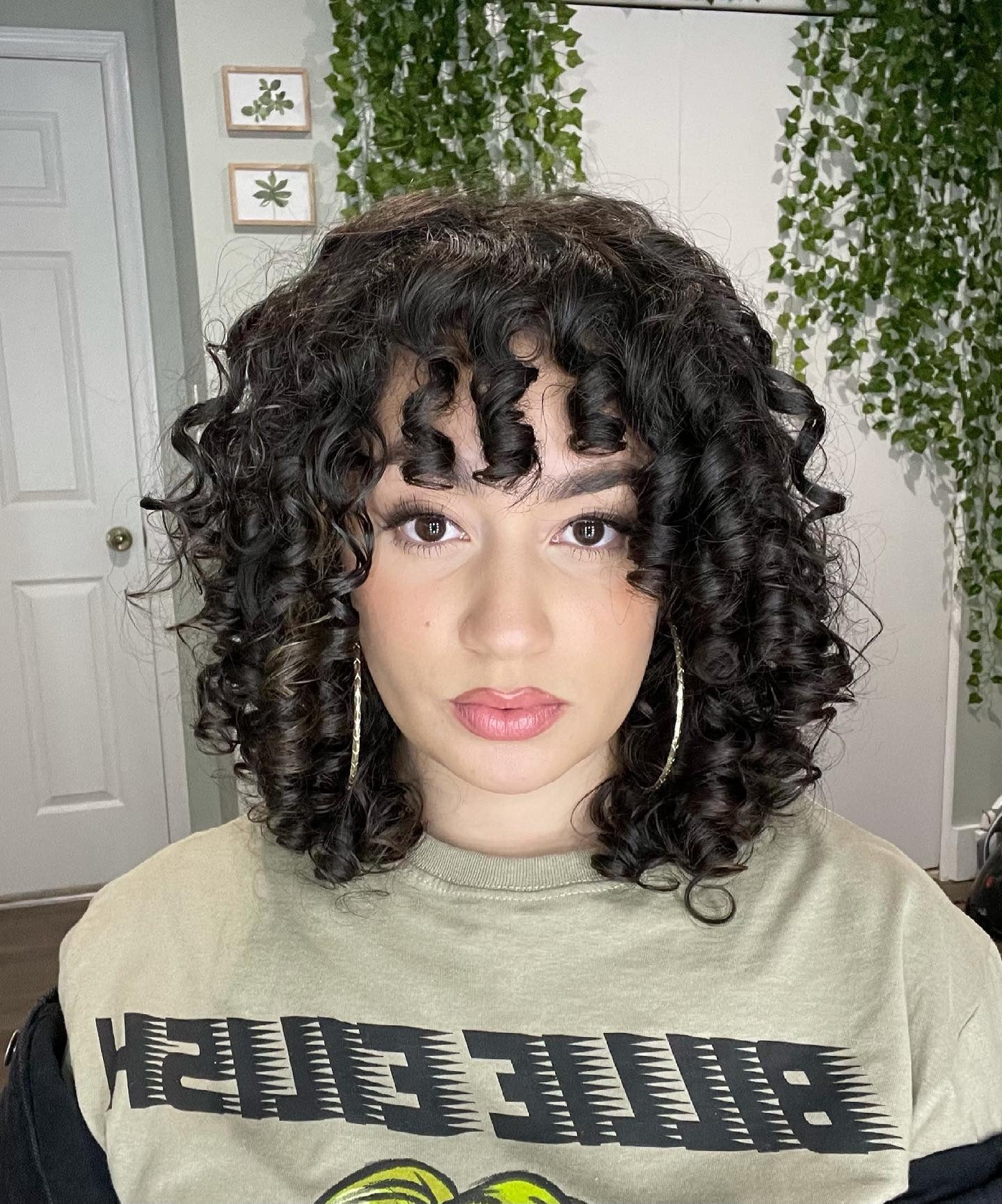 12. Definiert mit mittlerer Länge lockiger Schnitt mit Mikroknochen (kurze lockige Frisuren)