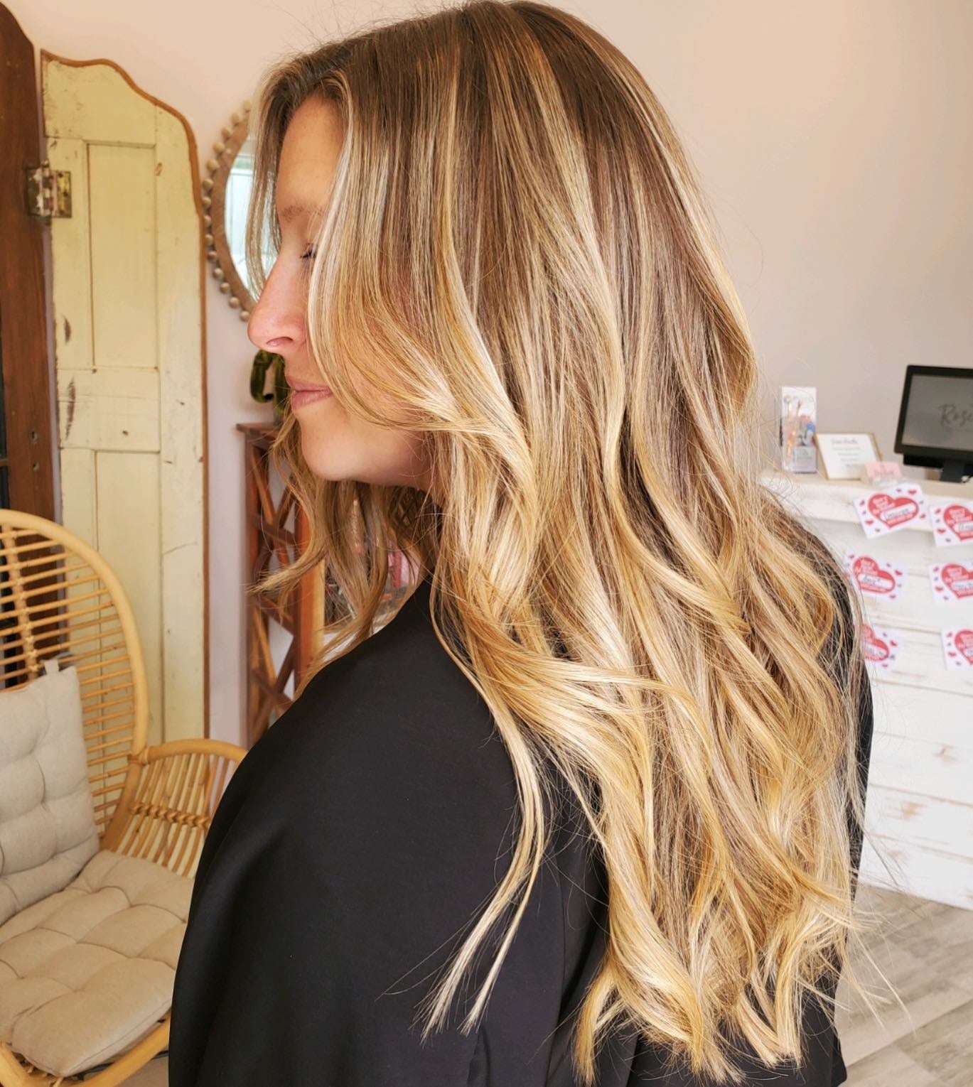 12. Dimensional Ribbon Highlights mit losen Locken (honigblonde Haarfarbe)