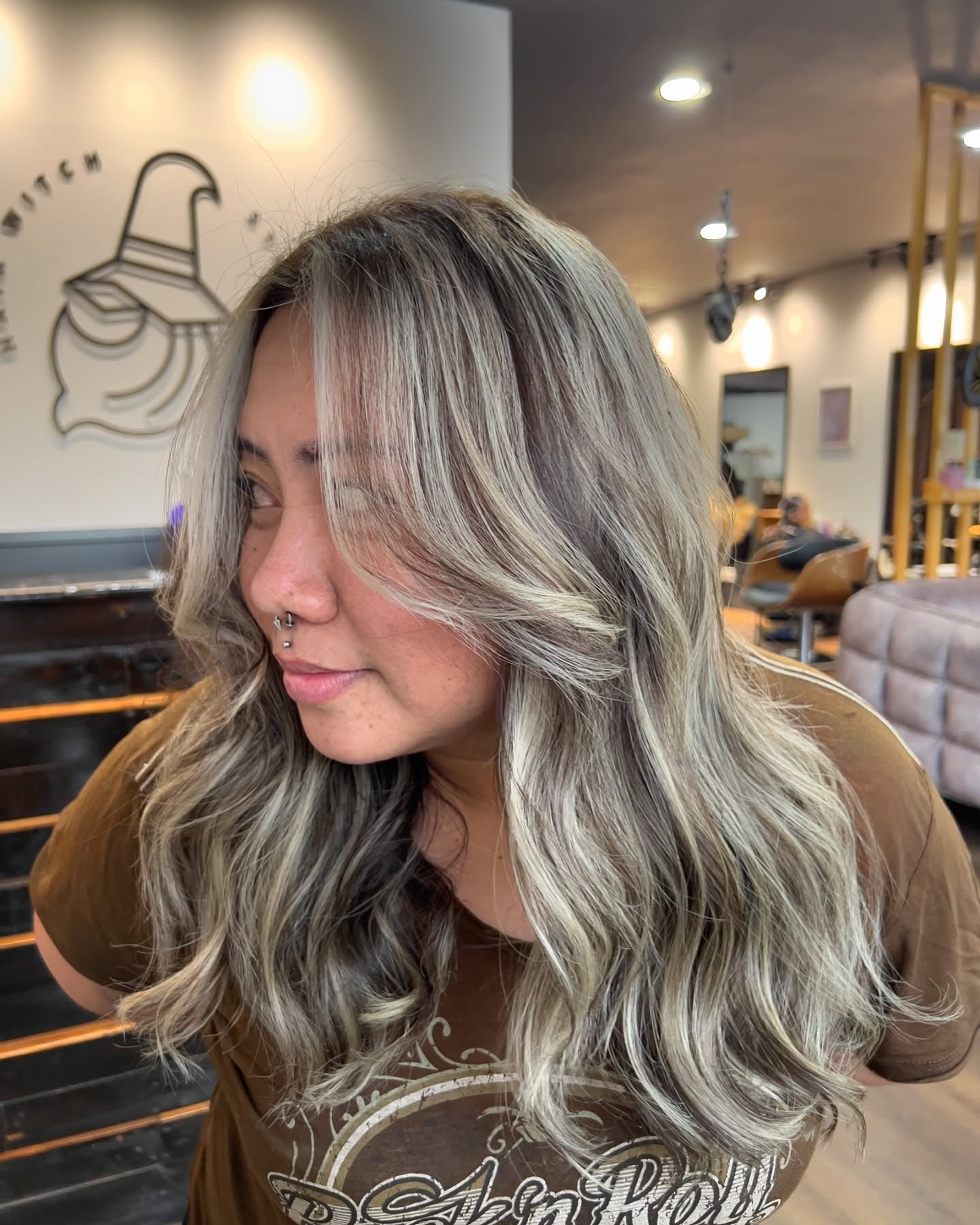 12. Dimensional Silberblonde mit aschigen Highlights (Platin -Haarfarbe)