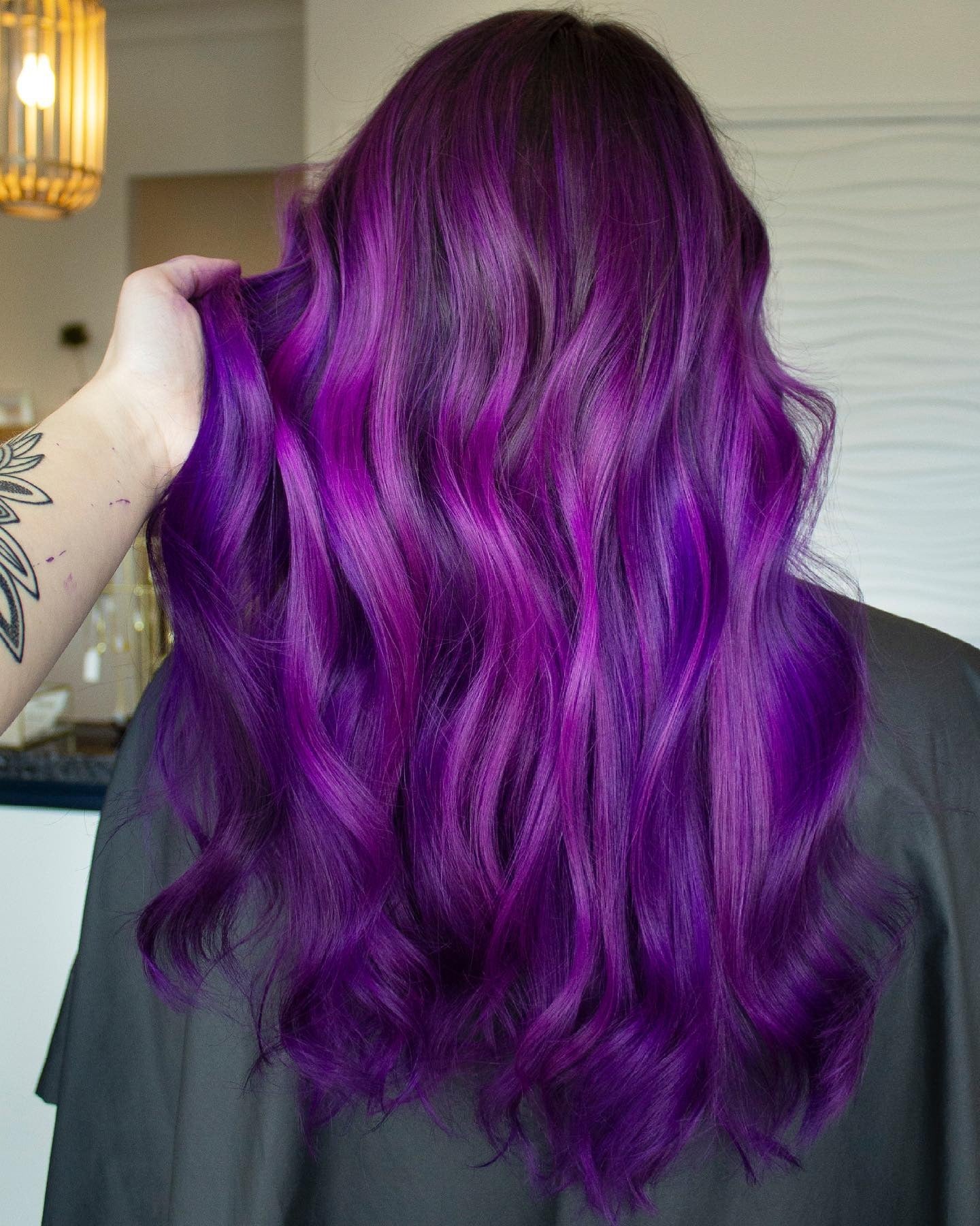 12. Elektrisch violett mit dimensionalem Glanz (lila Haarfarbe)